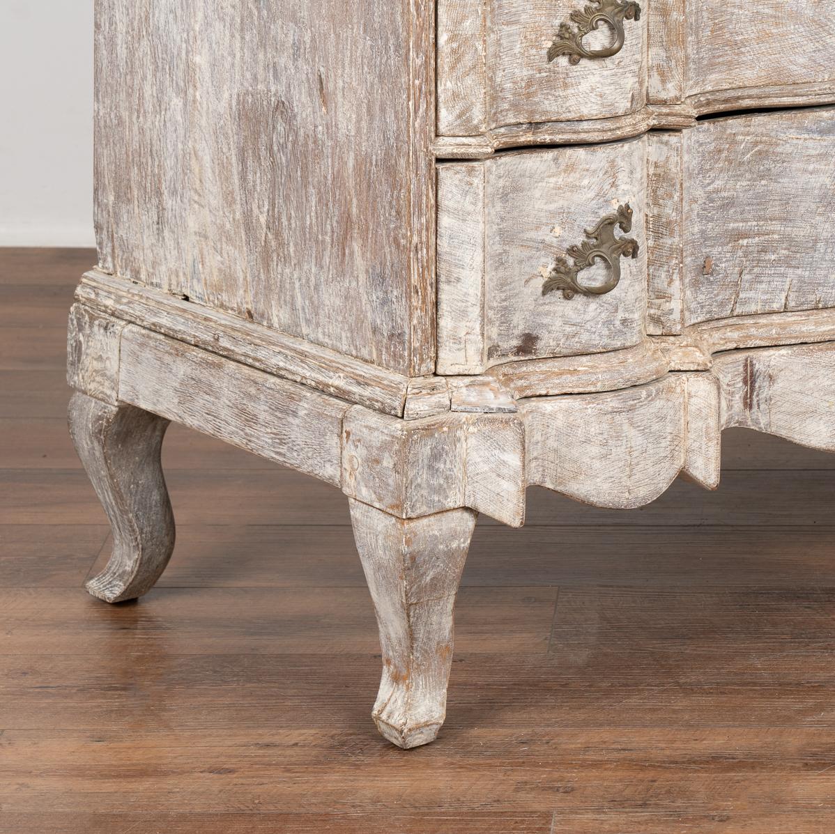 XVIIIe siècle Grande commode rococo grise à quatre tiroirs, Suède vers 1760-80 en vente