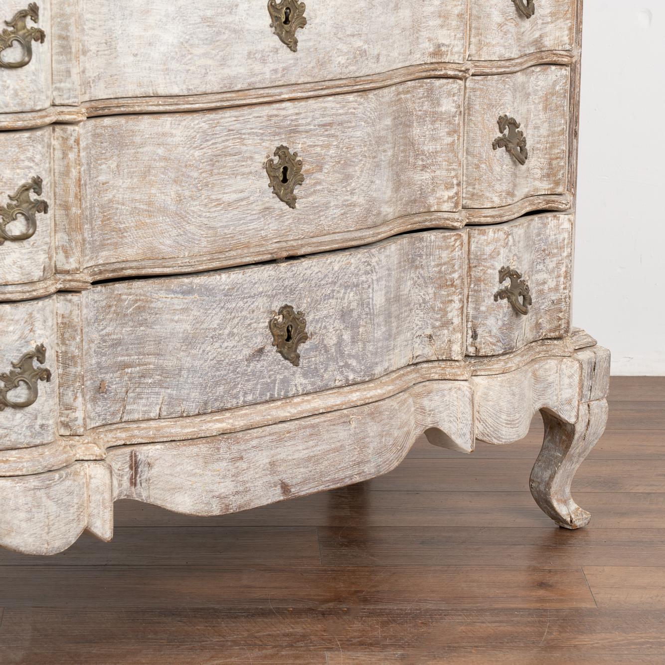 Pin Grande commode rococo grise à quatre tiroirs, Suède vers 1760-80 en vente