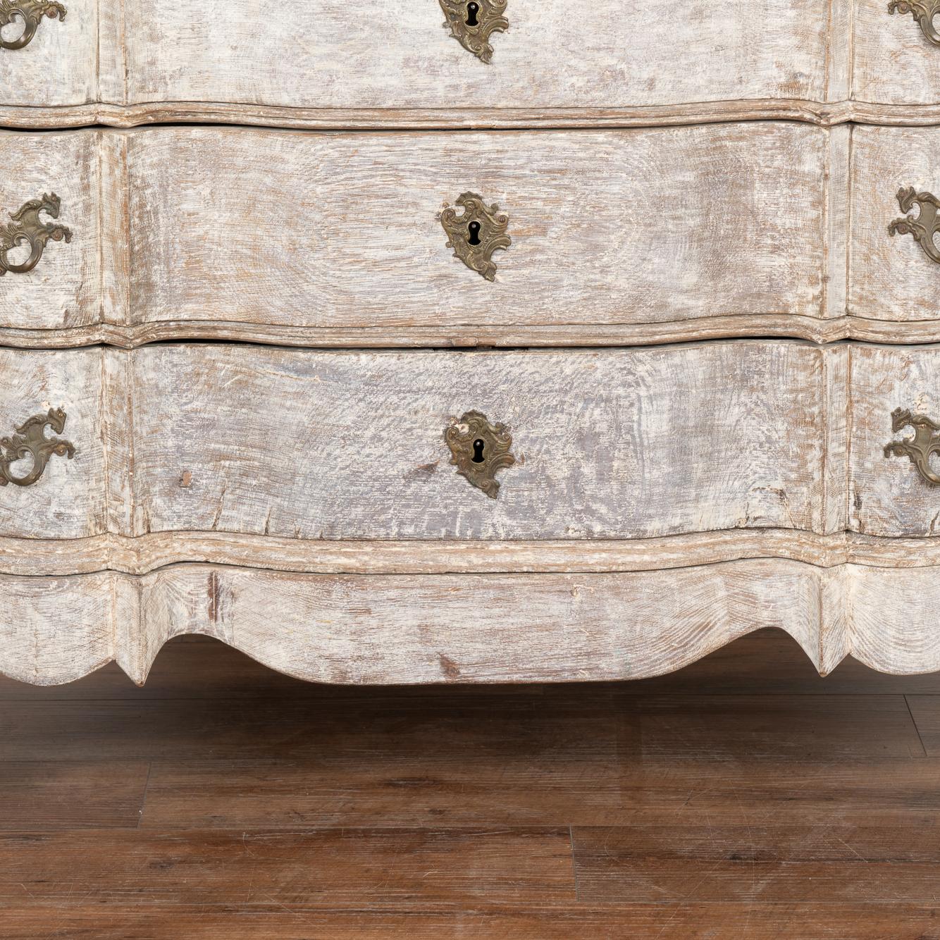 Grande commode rococo grise à quatre tiroirs, Suède vers 1760-80 en vente 2
