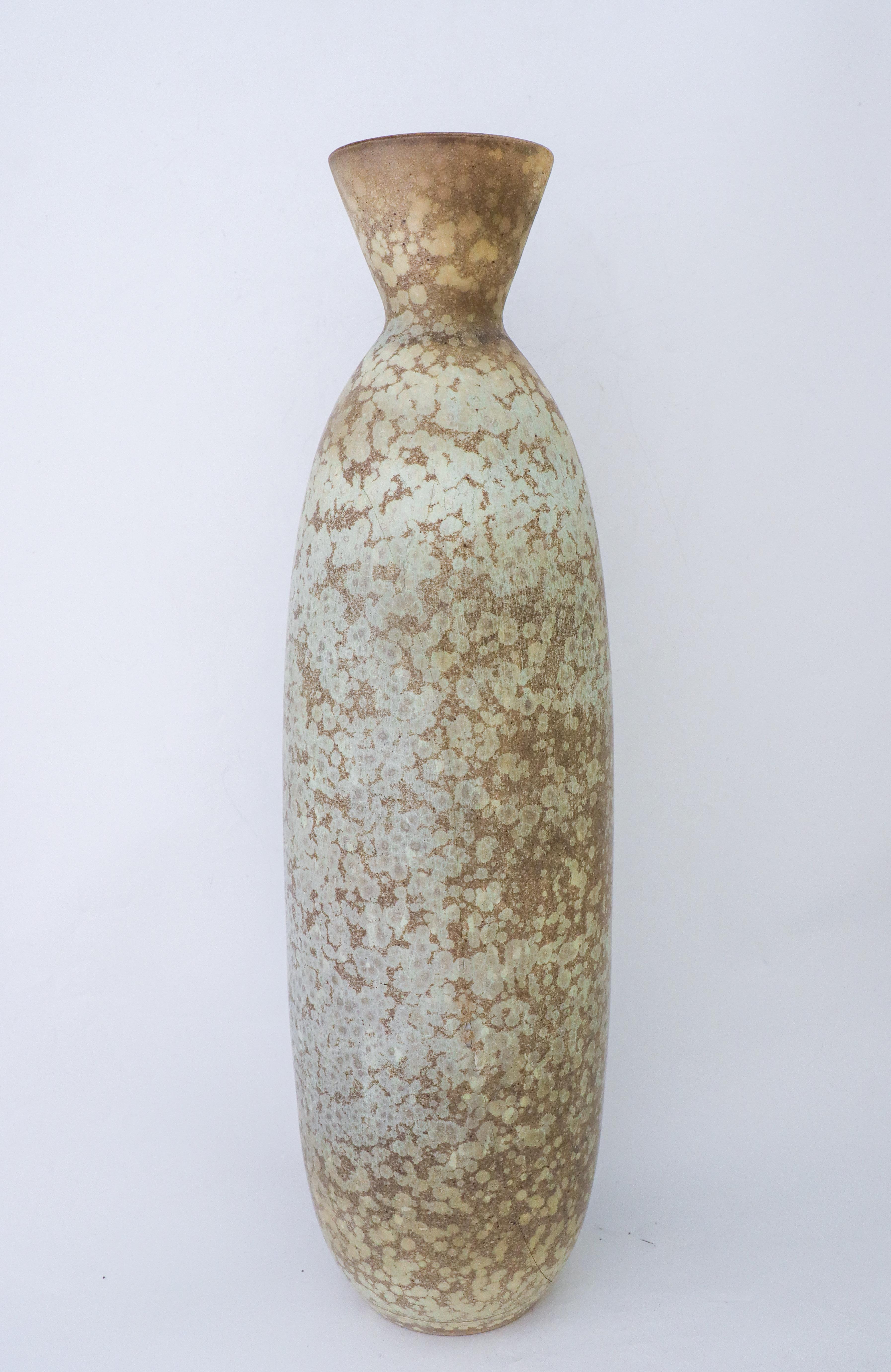 A large floor vase with a spectacular gray-speckled glaze designed by Carl-Harry Stålhane at Rörstrand. The vase is 62 cm (24,8