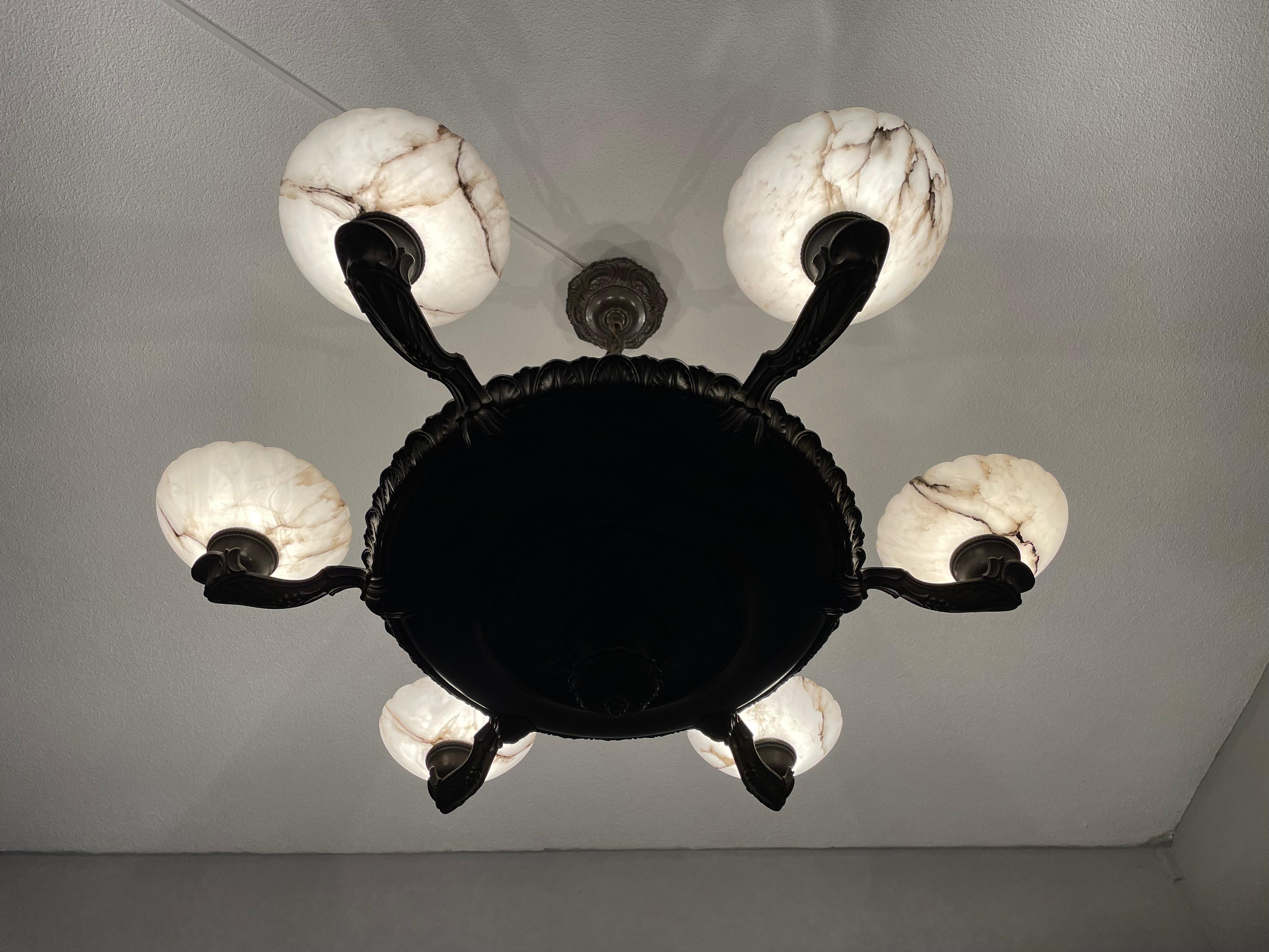 Lámpara de araña / colgante grande y de gran diseño de latón con 6 pantallas de alabastro menta en Excelente estado para la venta en Lisse, NL