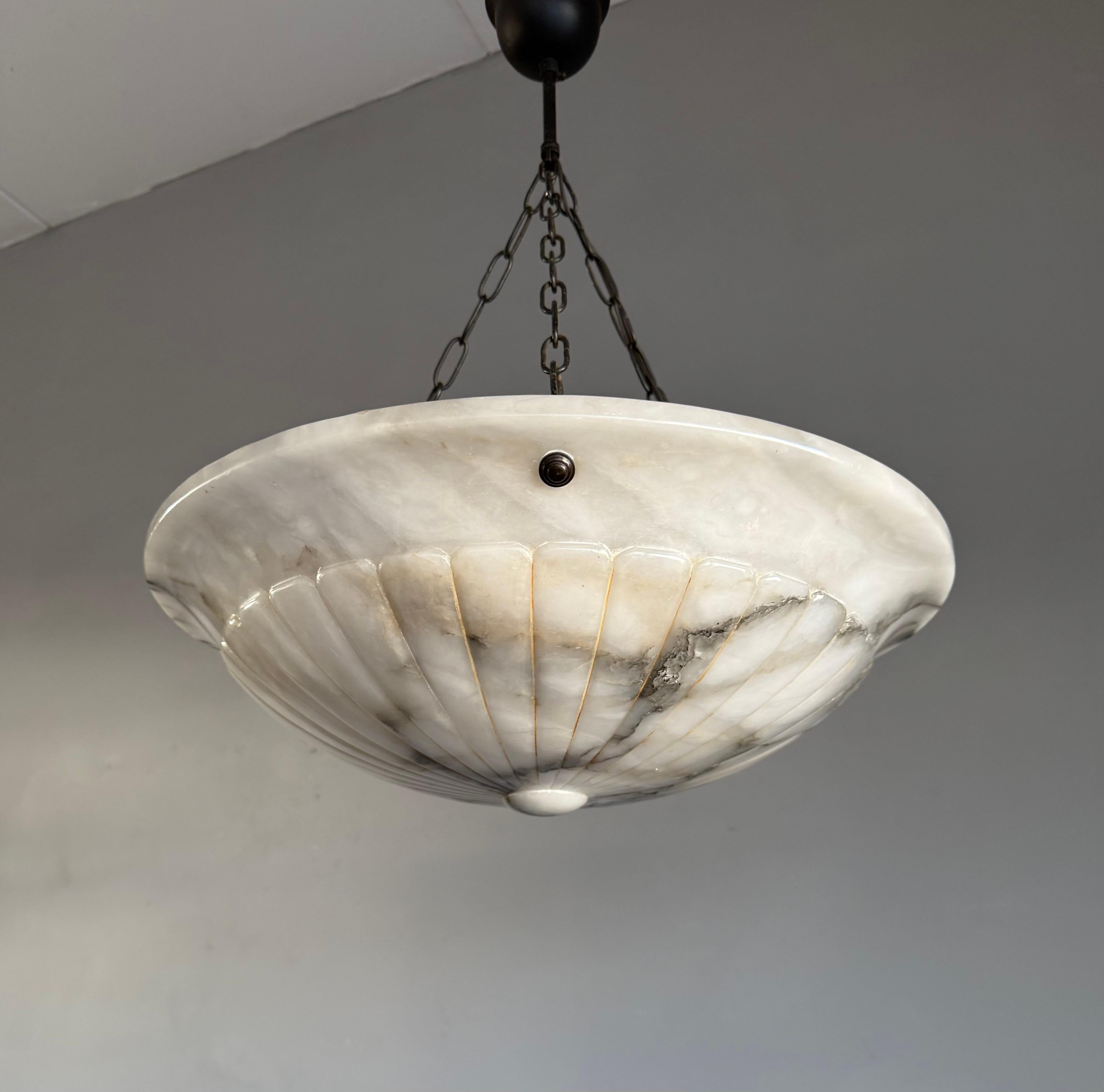 Colgante / Araña de Alabastro Blanco y Negro Antiguo Grande y de Gran Diseño 1910 en Excelente estado para la venta en Lisse, NL