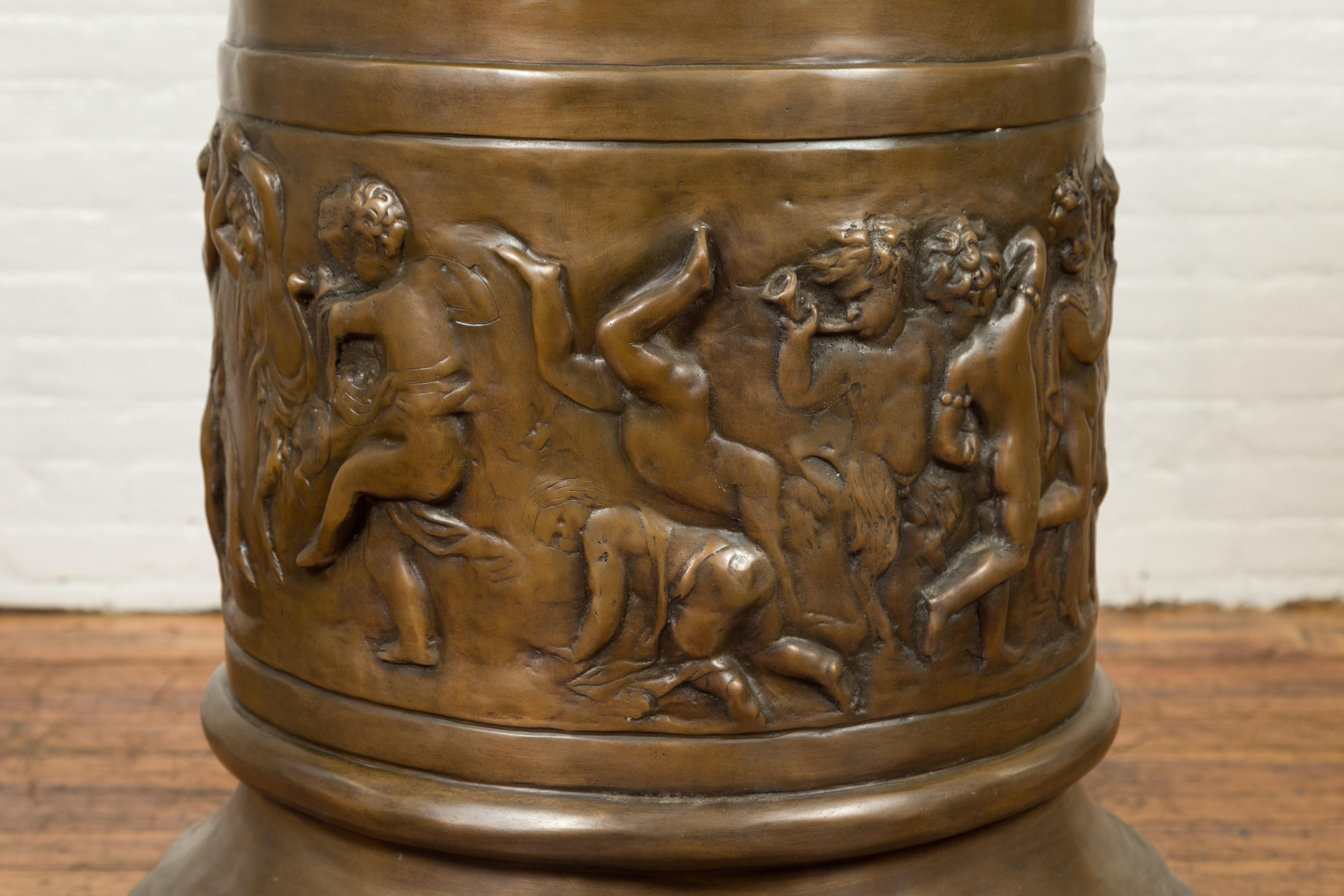 Grand piédestal en bronze contemporain de style gréco-romain avec frise de Bacchanale en vente 6