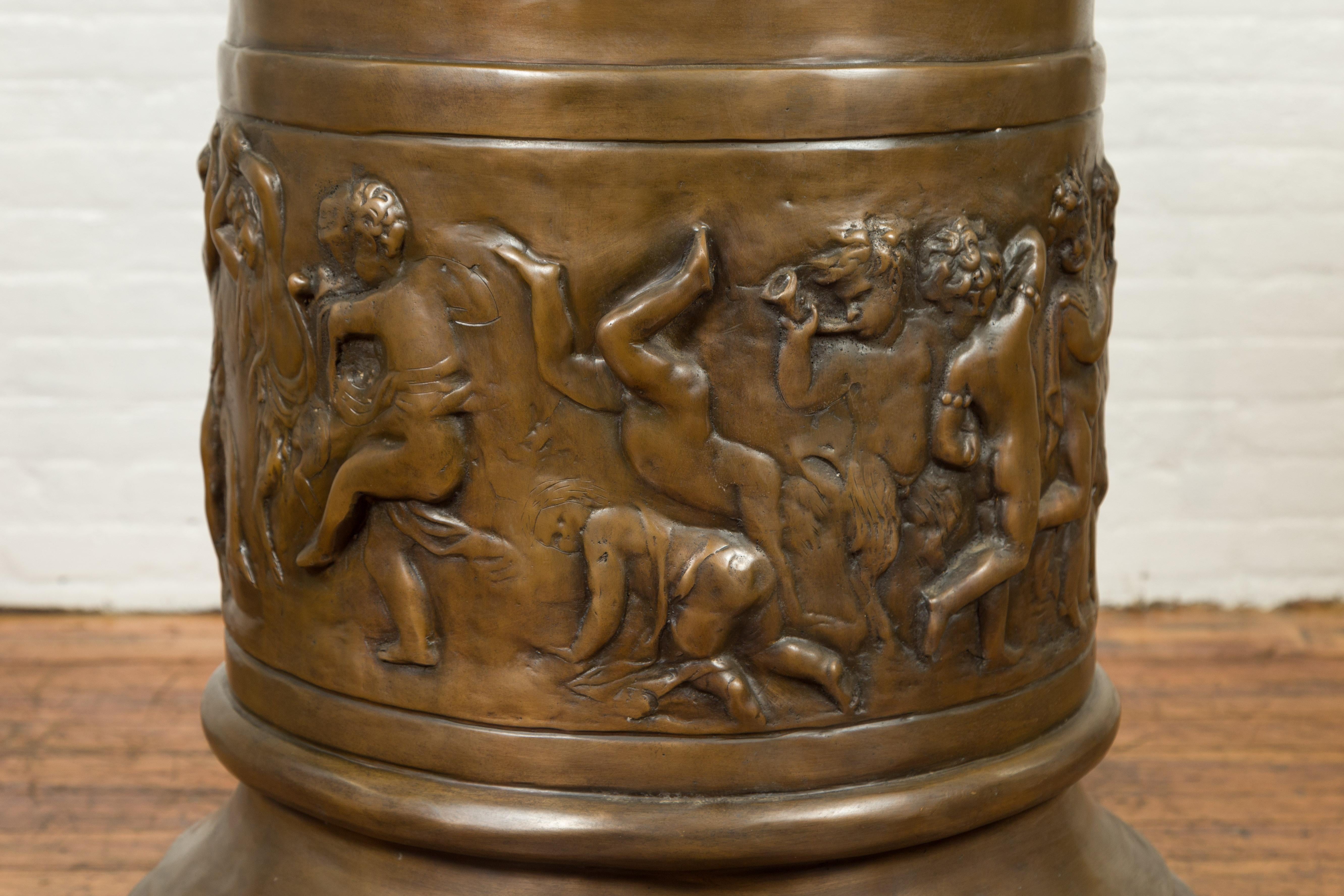 Gran Pedestal Contemporáneo de Bronce de Estilo Grecorromano con Friso de Bacanalia 9
