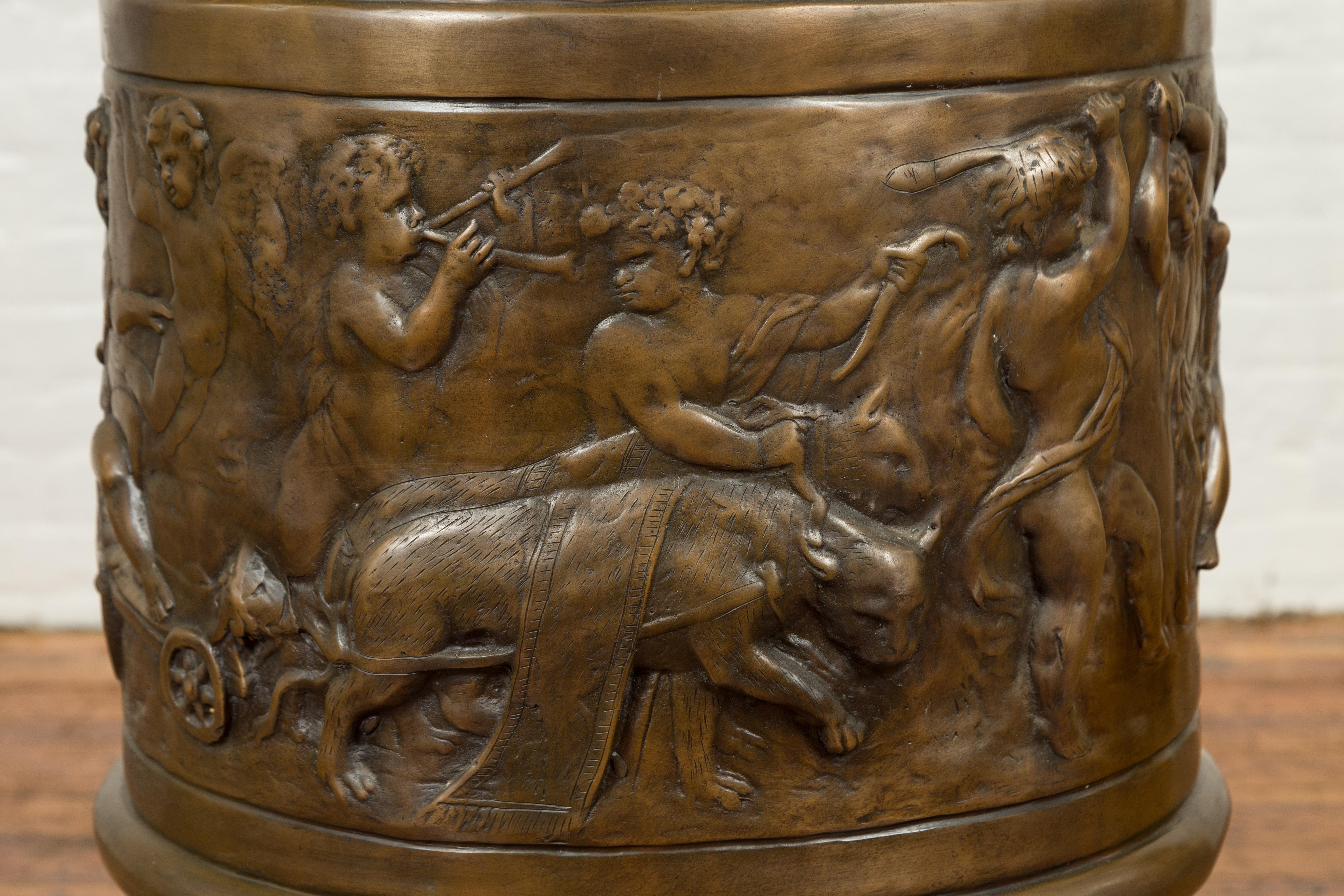 XXIe siècle et contemporain Grand piédestal en bronze contemporain de style gréco-romain avec frise de Bacchanale en vente