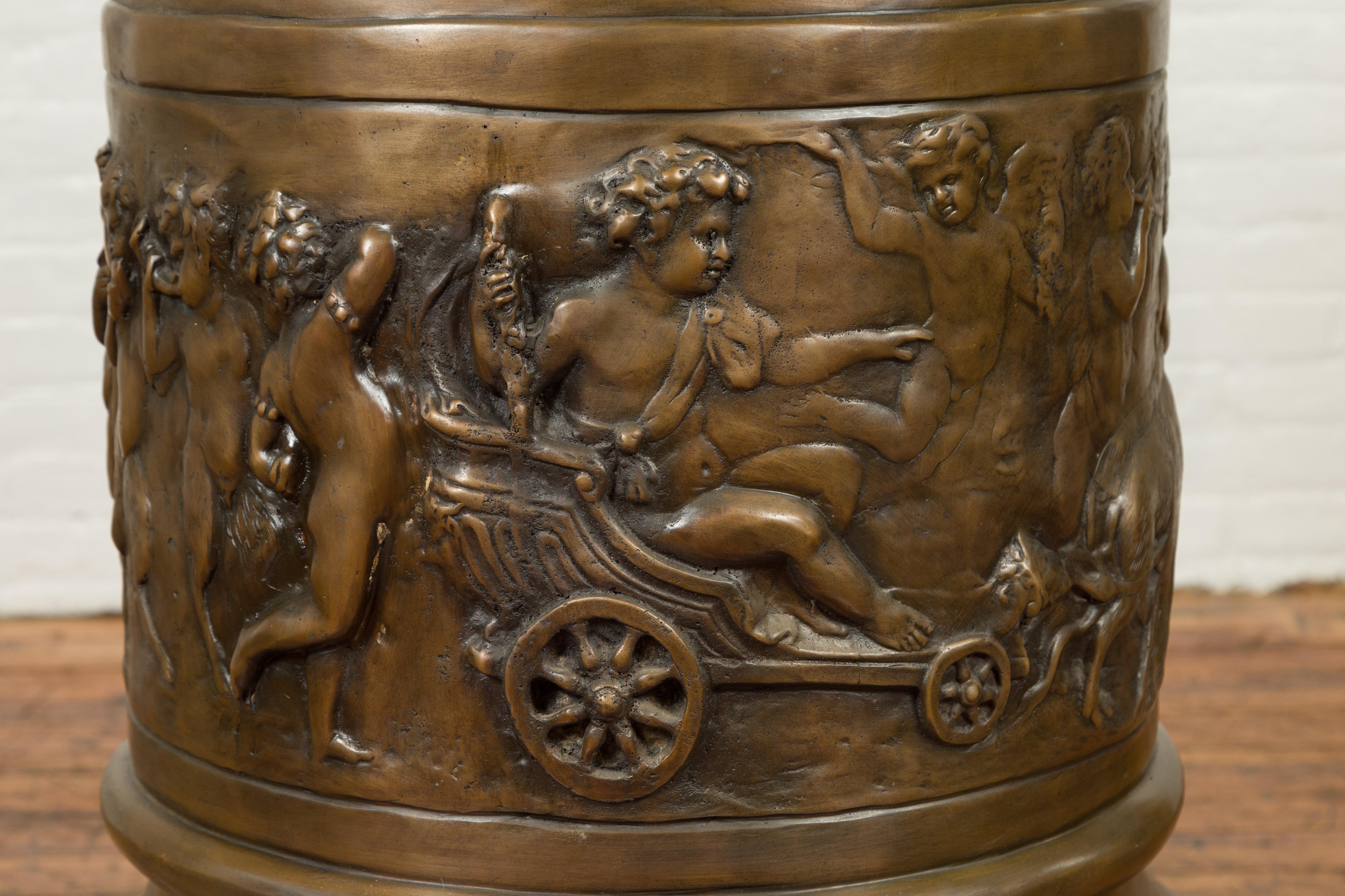 Gran Pedestal Contemporáneo de Bronce de Estilo Grecorromano con Friso de Bacanalia 4