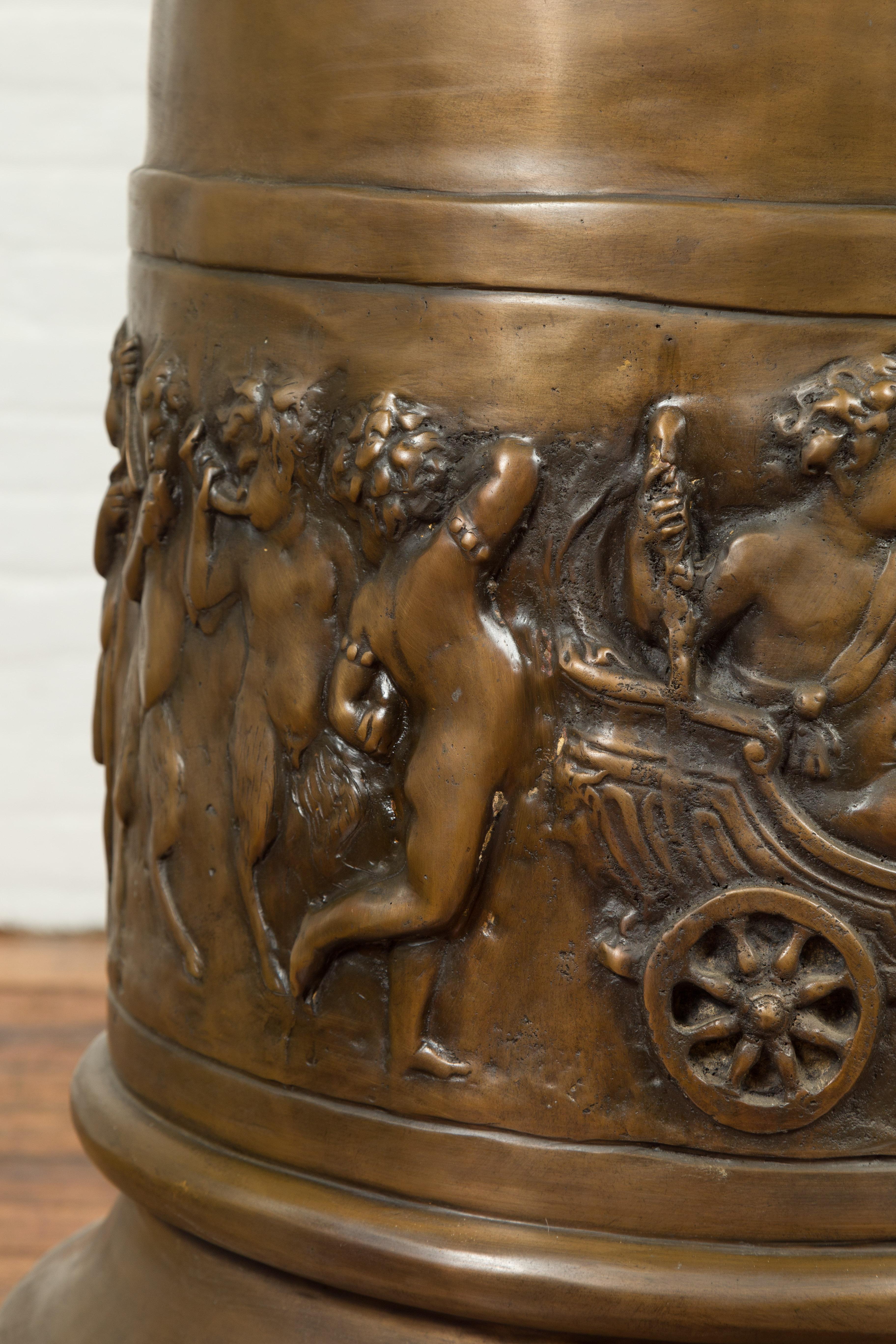 Grand piédestal en bronze contemporain de style gréco-romain avec frise de Bacchanale en vente 2