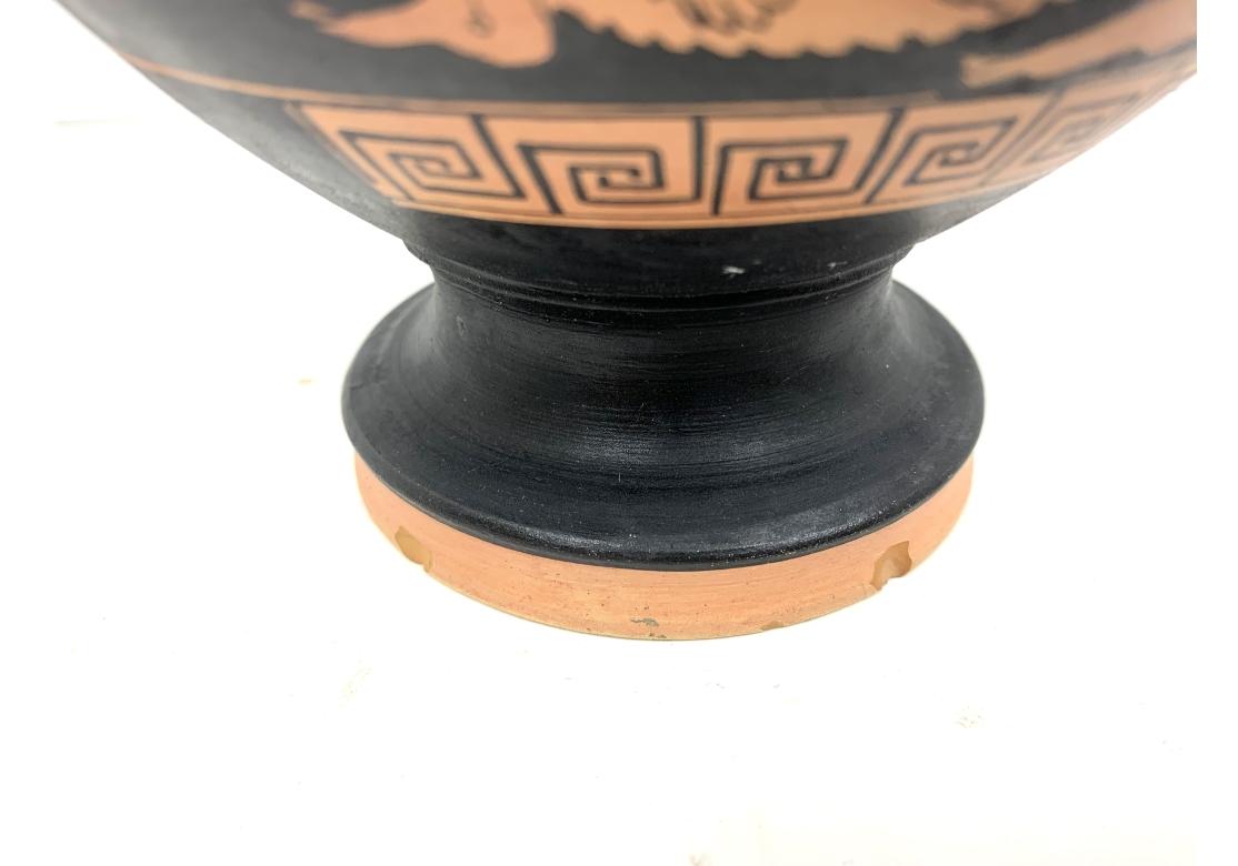 Grande cruche à eau Hydria à figures rouges, reproduite par un musée grec en vente 2
