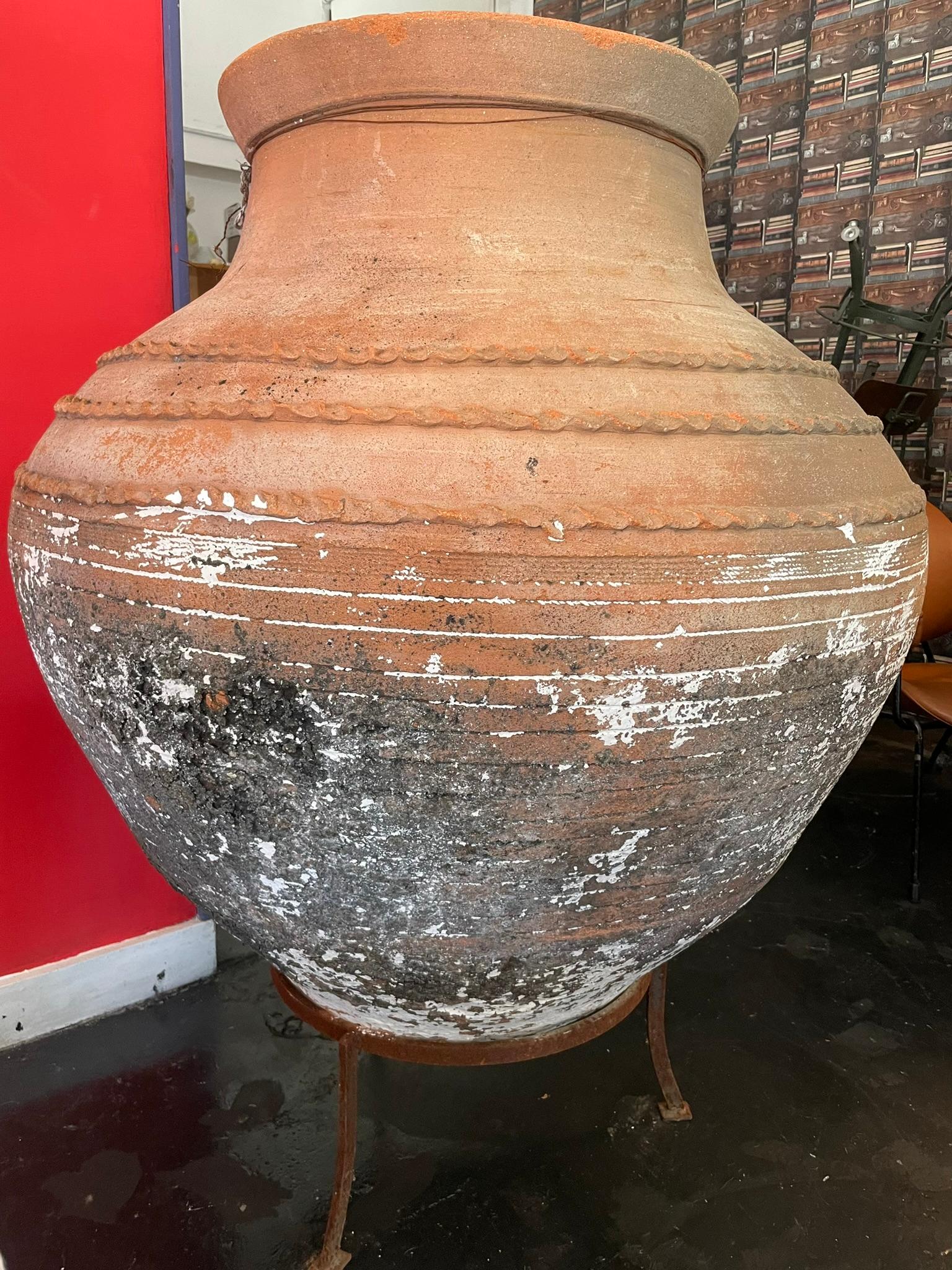 Bellissimo grande vaso di Oliver greco del 1940 con supporto in metallo. L'altezza di 46 pollici include il supporto in metallo. 