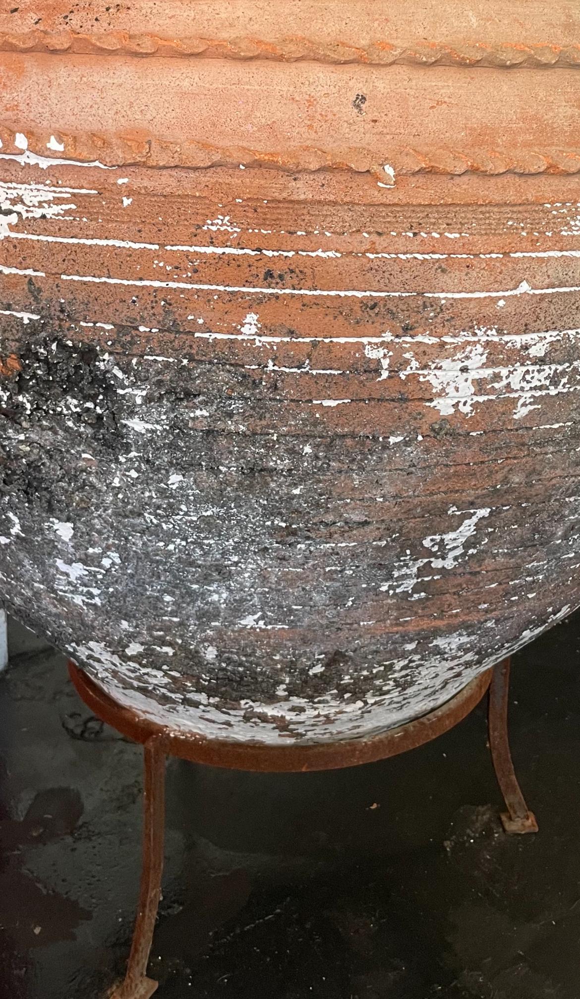 Greco classico Vaso di olive greco grande con supporto in metallo in vendita