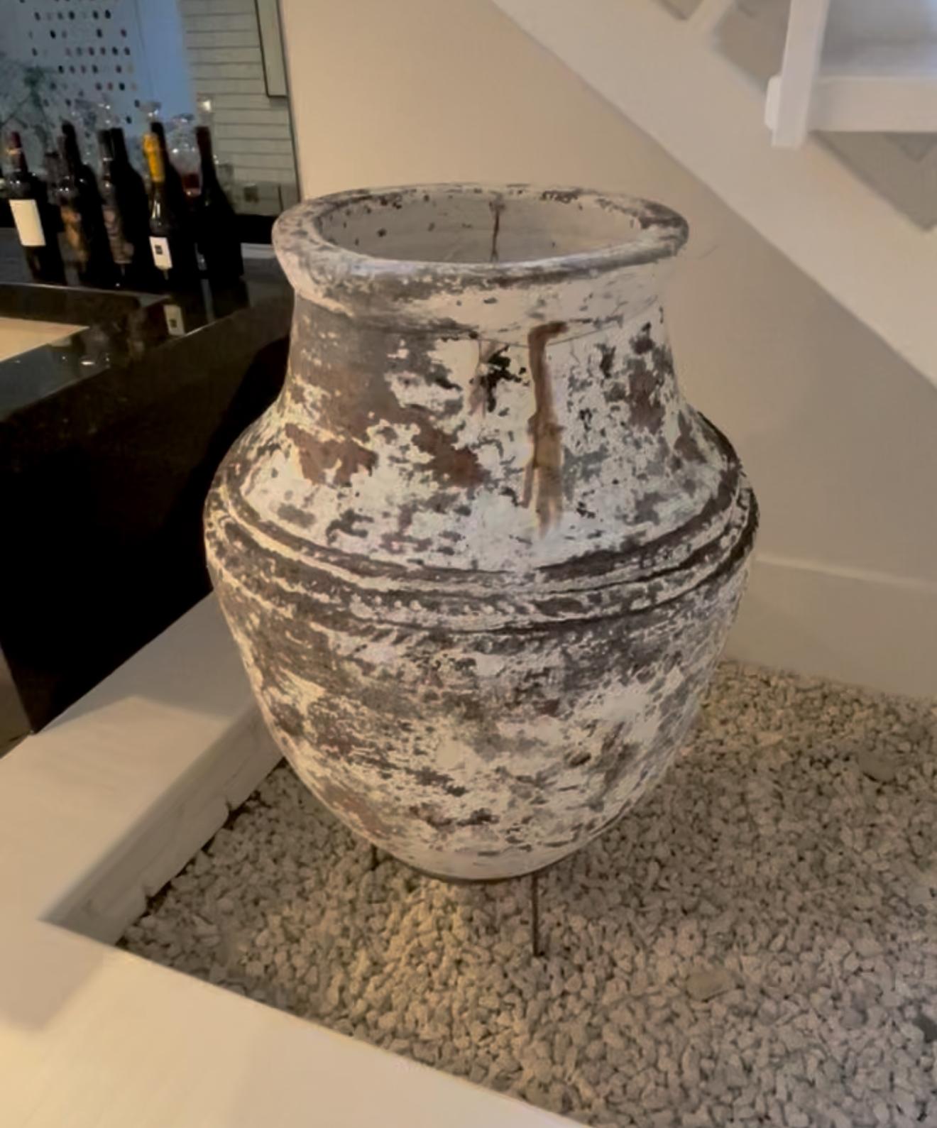 Gran tarro griego de aceitunas con soporte de metal Griego clásico en venta