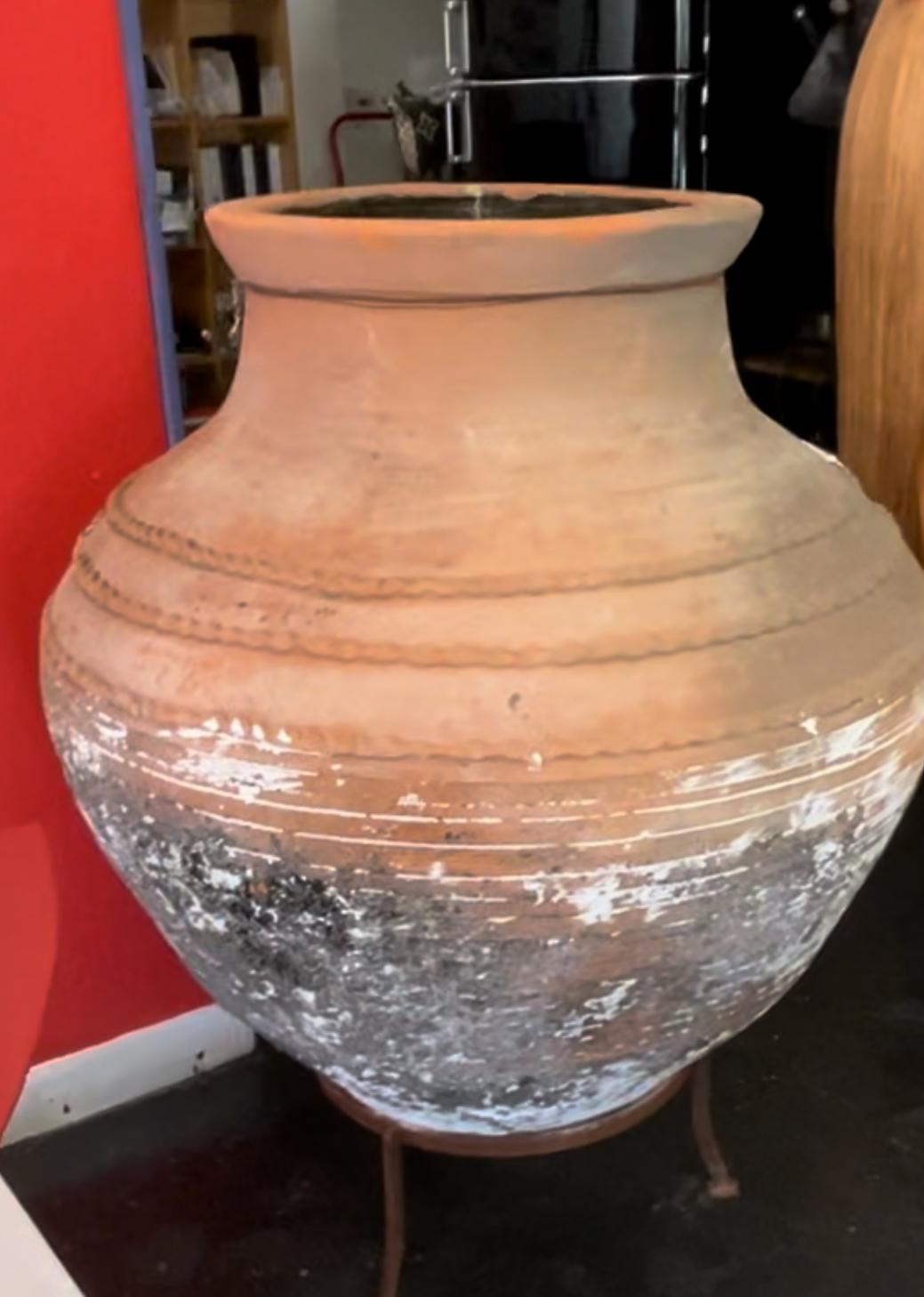 Greco Vaso di olive greco grande con supporto in metallo in vendita