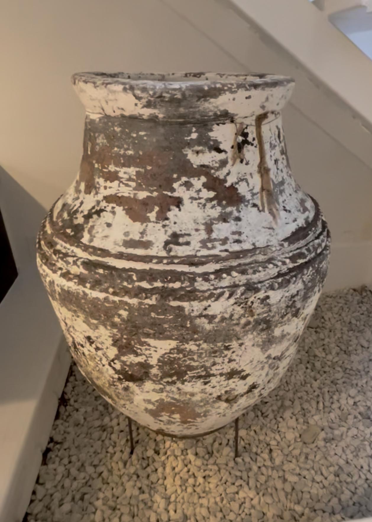 Gran tarro griego de aceitunas con soporte de metal en Bueno estado para la venta en Los Angeles, CA