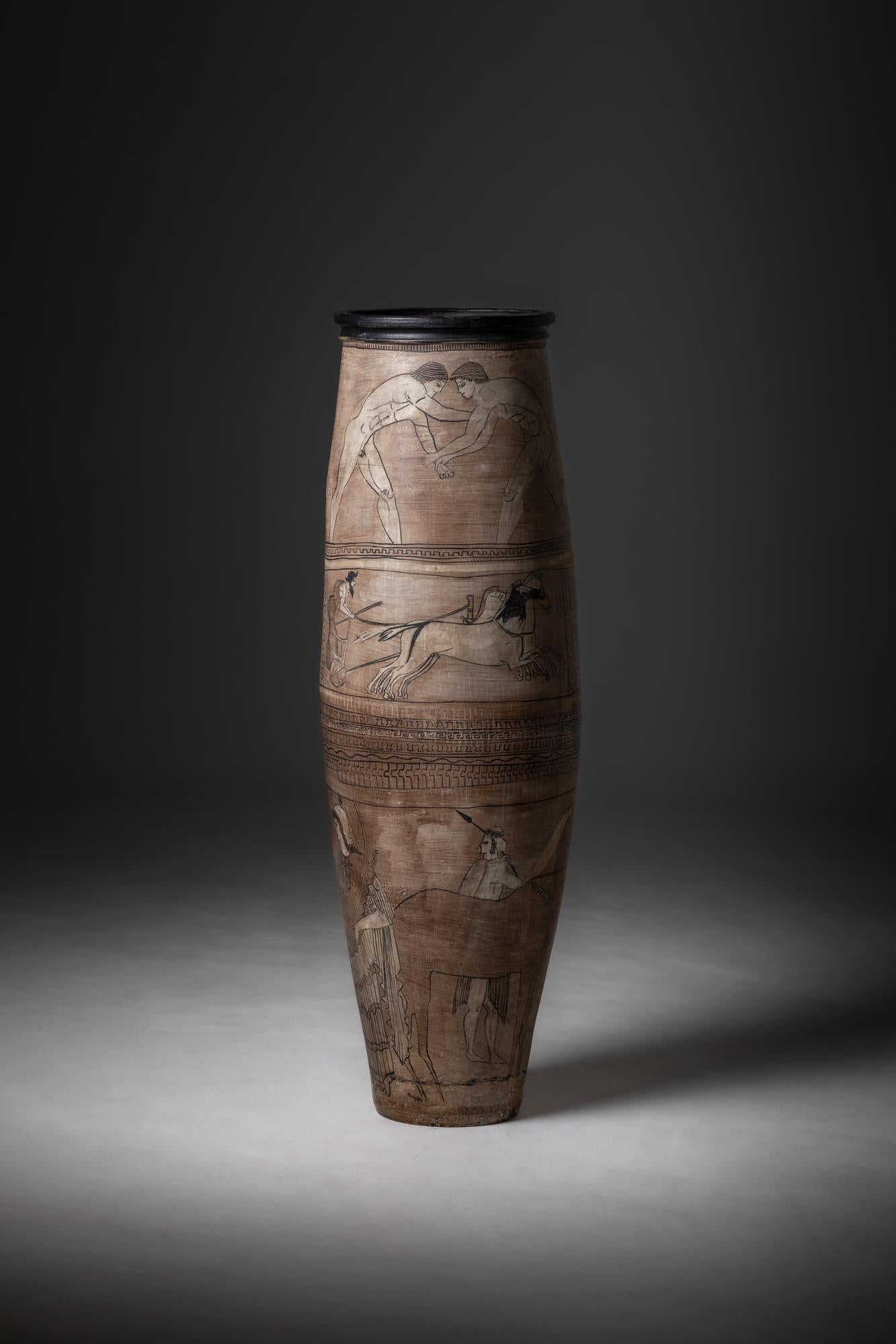 Questo grande vaso in stile greco, prodotto in Francia intorno agli anni '70, è un pezzo decorativo progettato per evocare l'eleganza classica delle antiche ceramiche greche. Negli anni '70 si è diffusa la tendenza a creare oggetti ispirati agli