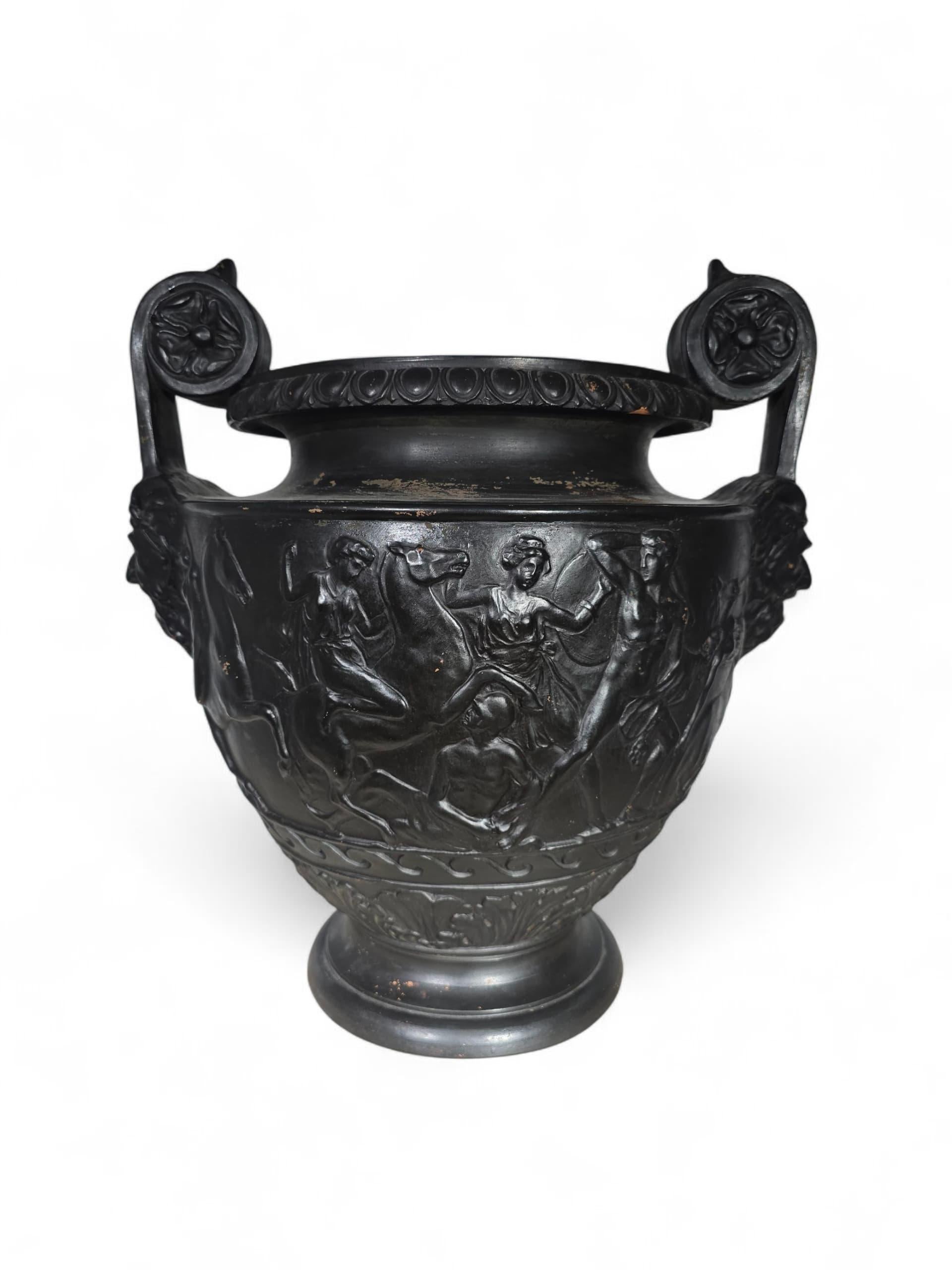 Beeindruckende Terrakotta-Vase im griechischen Stil, hergestellt in Neapel um 1900, fein handbemalt in Schwarz mit klassischen dekorativen Motiven.
Dieses große und äußerst dekorative Stück zeigt den anhaltenden Einfluss der antiken griechischen