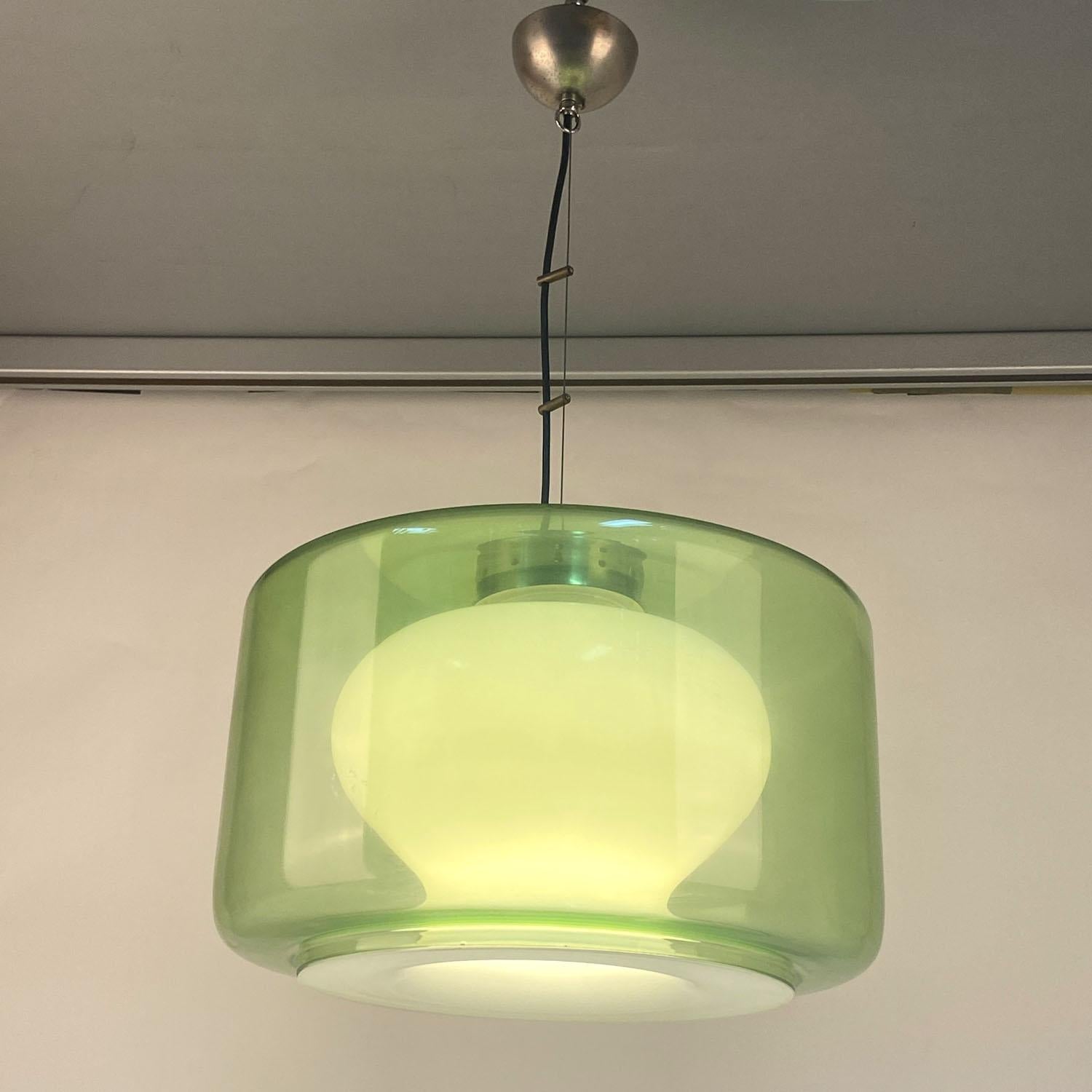Grande suspension italienne avec double couche de verre soufflé à la main de Murano, l'extérieur.  La lampe est attribuée au célèbre designer Carlo Nason pour Mazzega dans les années 1960, l'un des designers les plus remarquables du monde. 