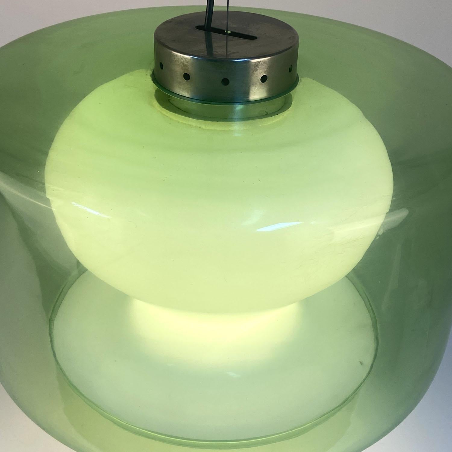 Mid-Century Modern Grand pendentif en verre vert et opalin attribué à Carlo Nason Mazzega, années 1960 en vente