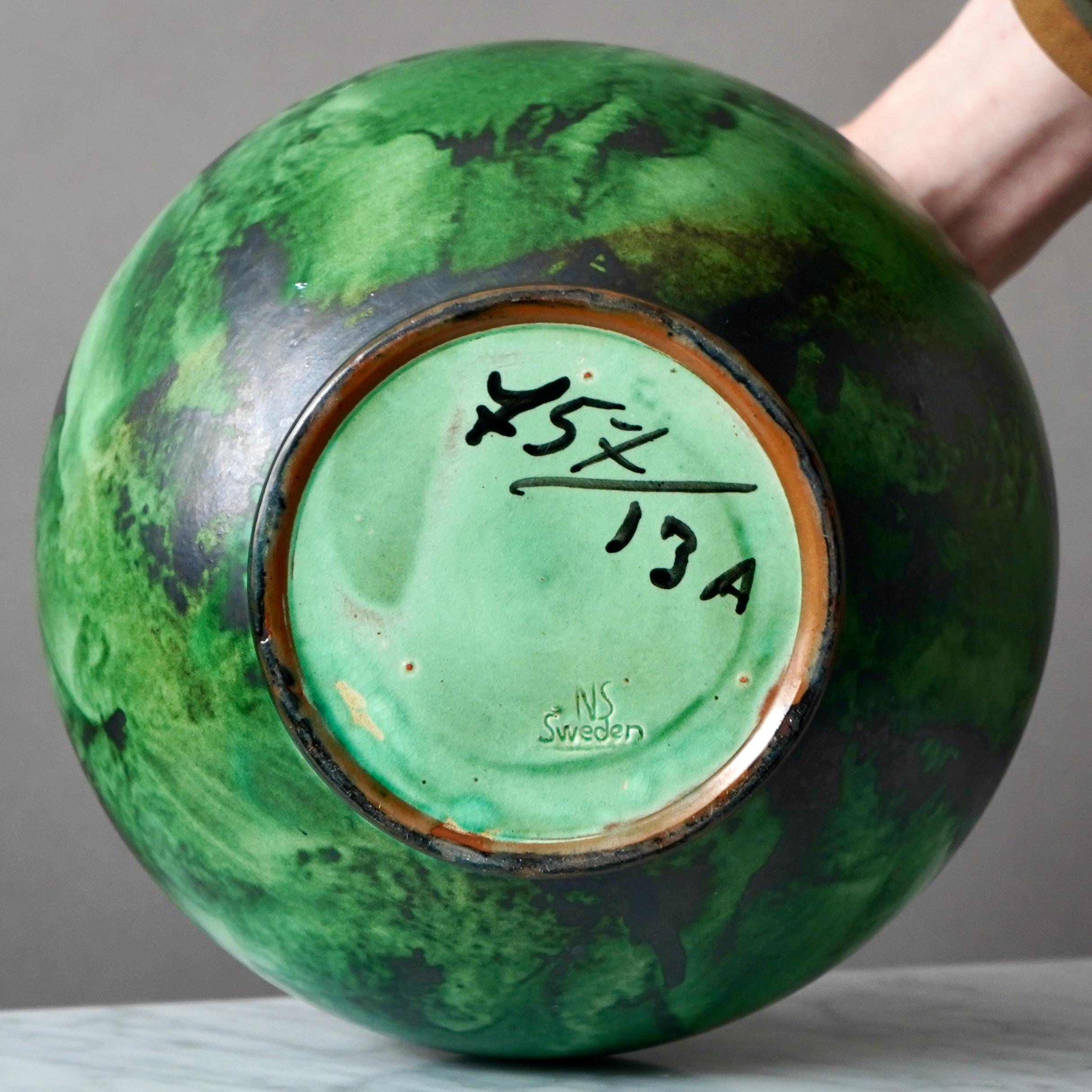 Bellissimo e grande vaso a globo Art Déco realizzato da Erik Mornils per Nittsjö, Svezia, anni Trenta.

Condizioni eccellenti. 
Timbro 