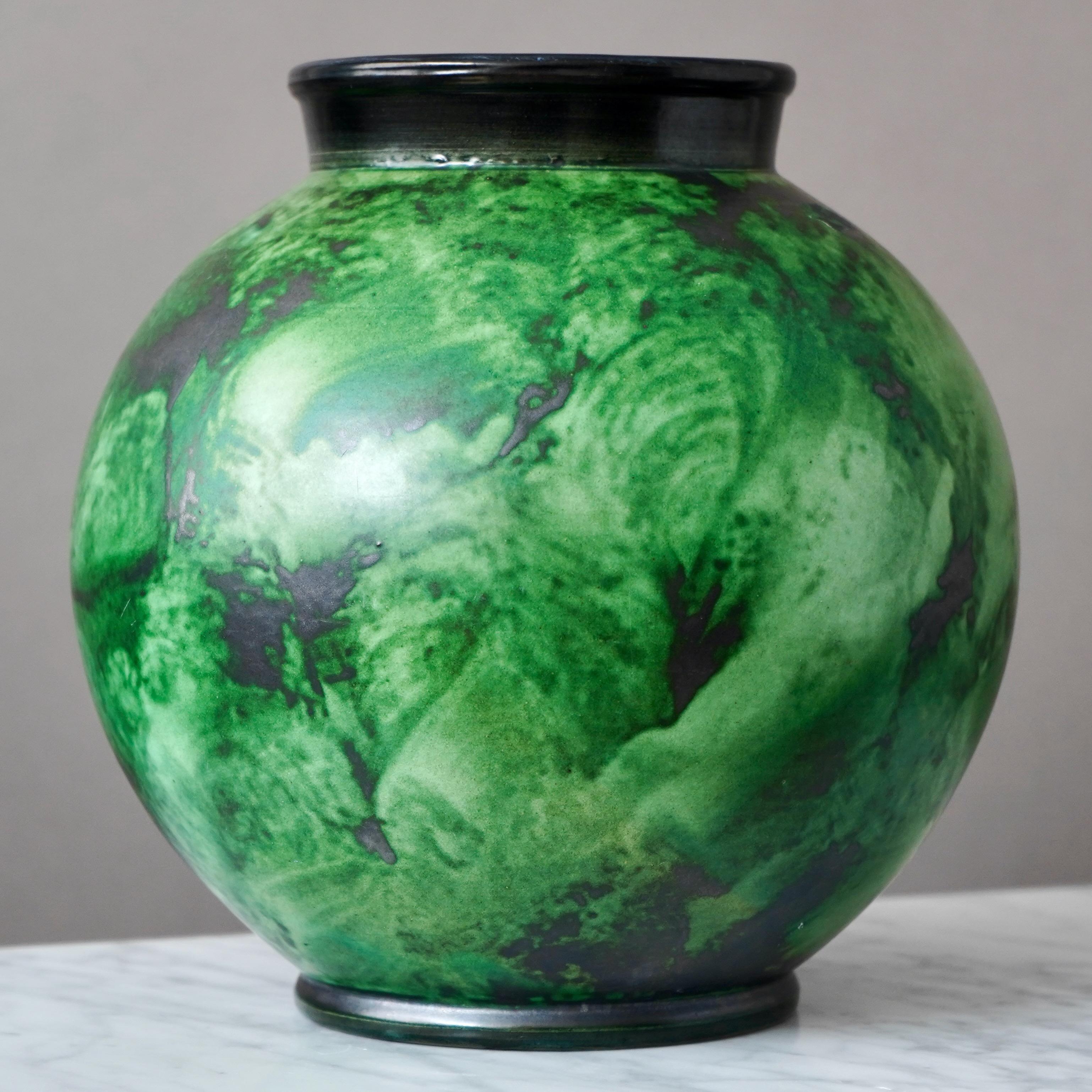 Art Déco Grande vaso a globo Art Deco verde di Erik Mornils per Nittsjo, Svezia, 1930. in vendita
