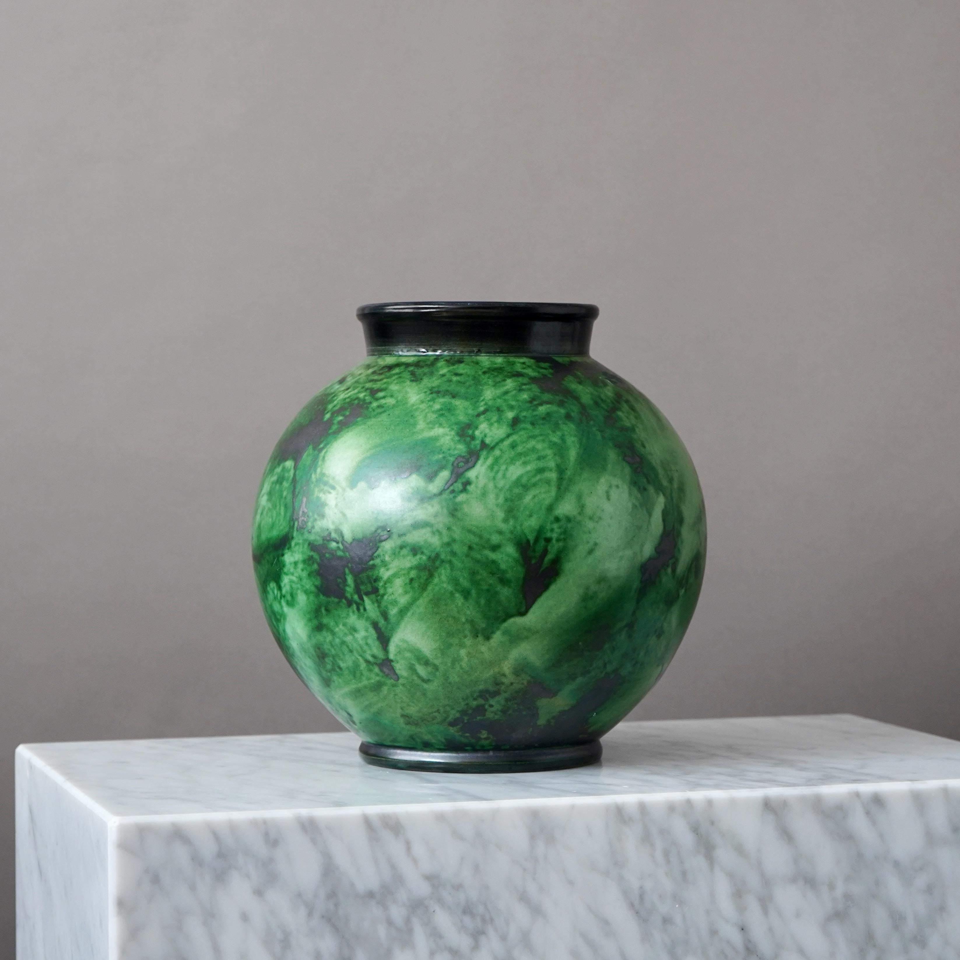 Svedese Grande vaso a globo Art Deco verde di Erik Mornils per Nittsjo, Svezia, 1930. in vendita