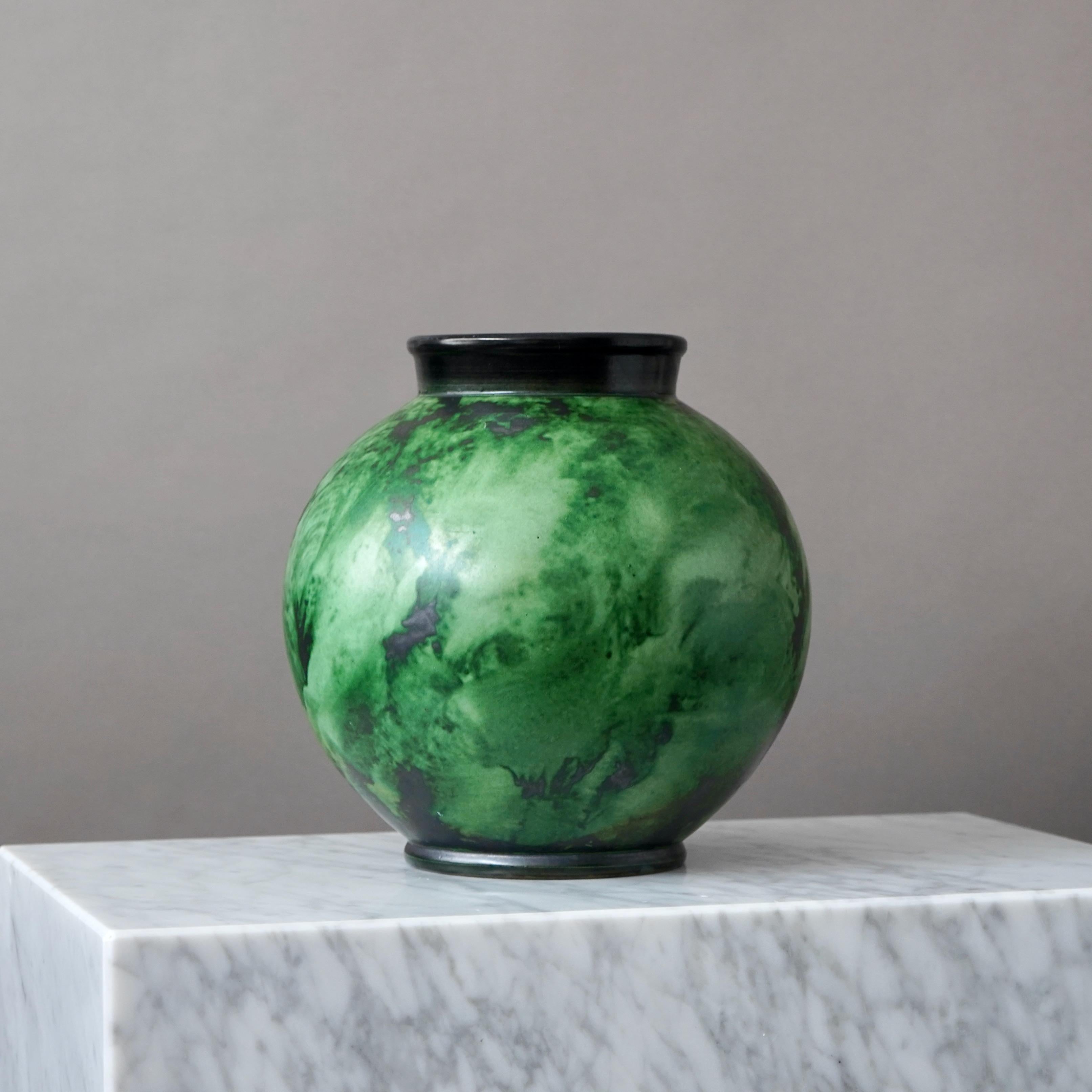 Tornito Grande vaso a globo Art Deco verde di Erik Mornils per Nittsjo, Svezia, 1930. in vendita