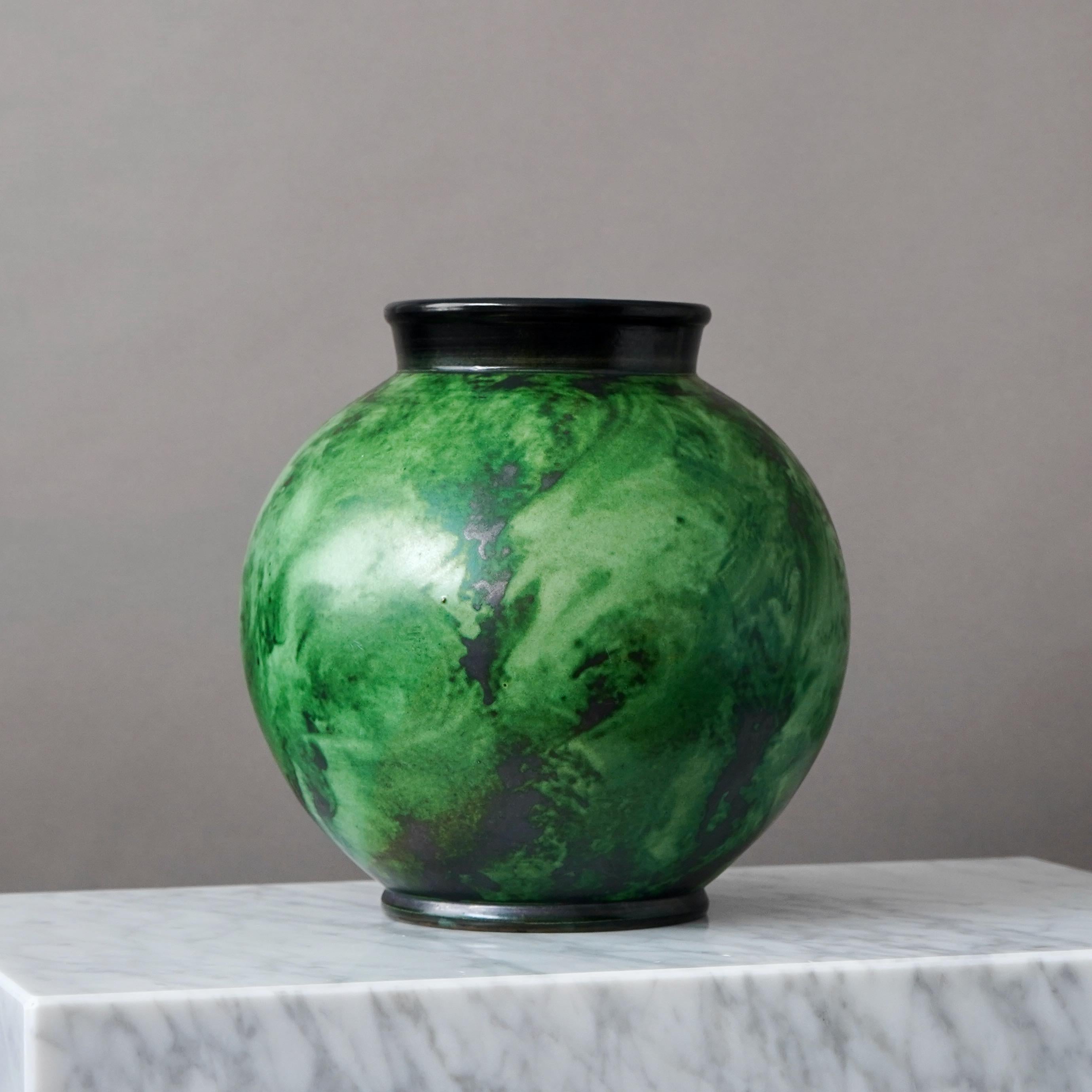 Grande vaso a globo Art Deco verde di Erik Mornils per Nittsjo, Svezia, 1930. In condizioni buone in vendita a Malmö, SE