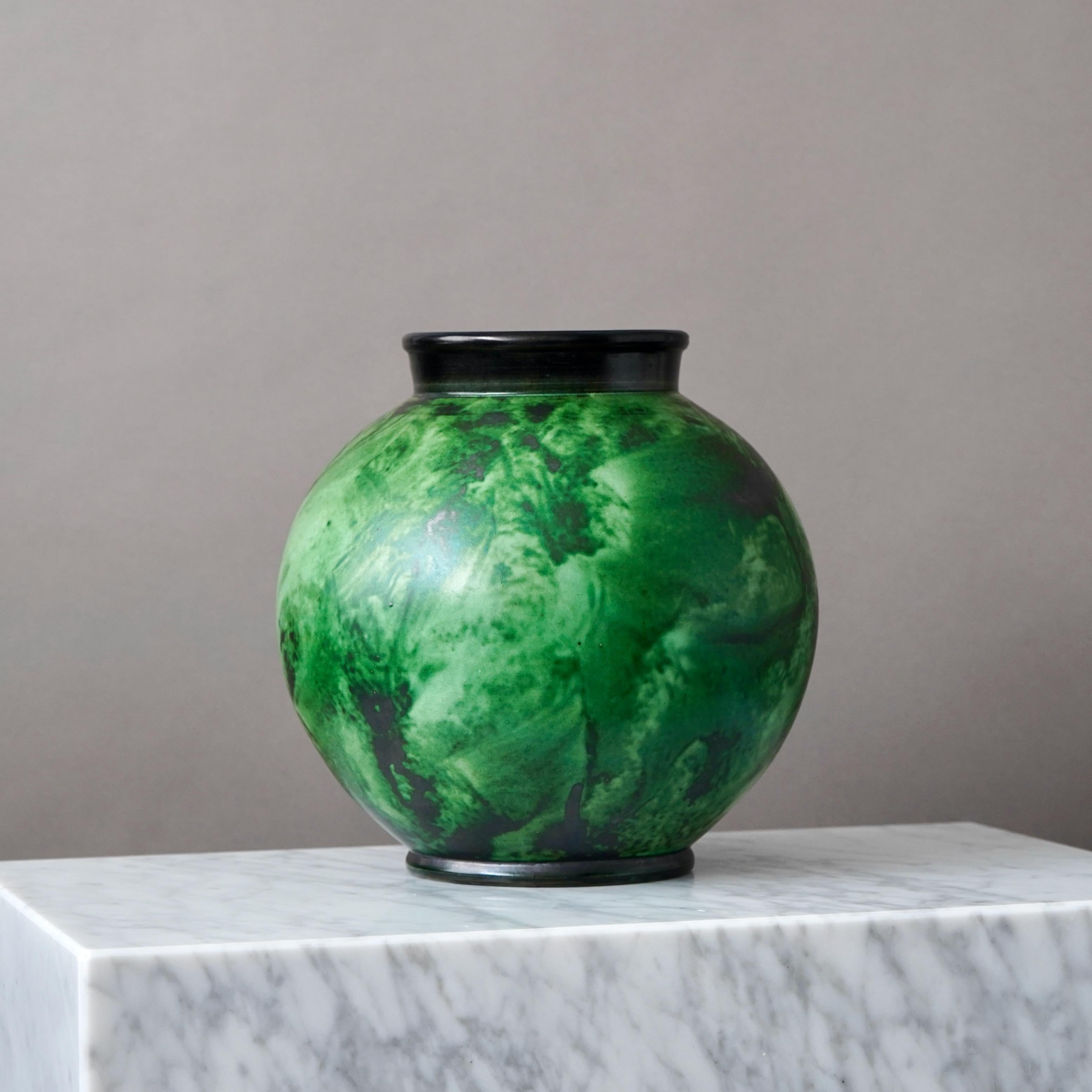 XX secolo Grande vaso a globo Art Deco verde di Erik Mornils per Nittsjo, Svezia, 1930. in vendita