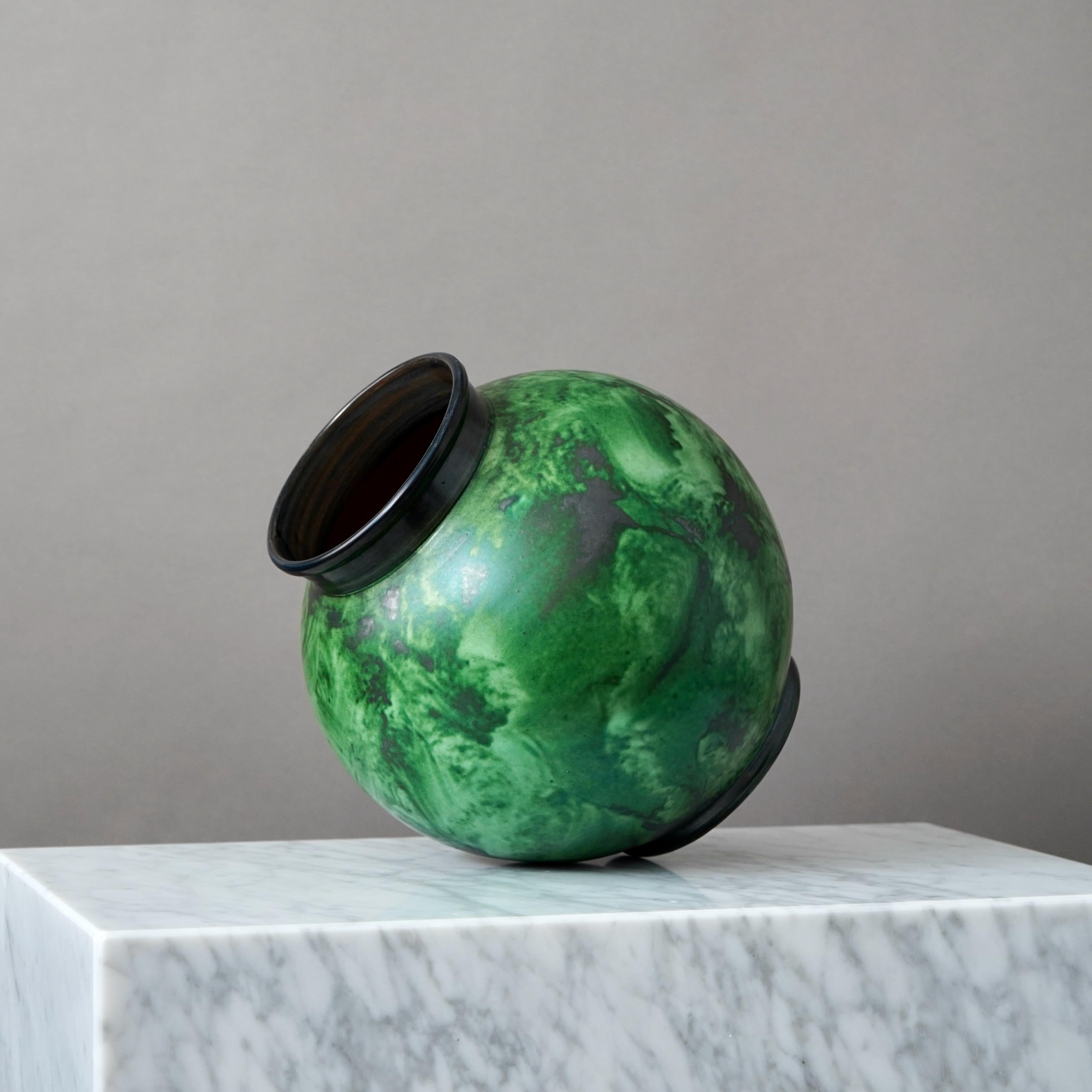 Ceramica Grande vaso a globo Art Deco verde di Erik Mornils per Nittsjo, Svezia, 1930. in vendita