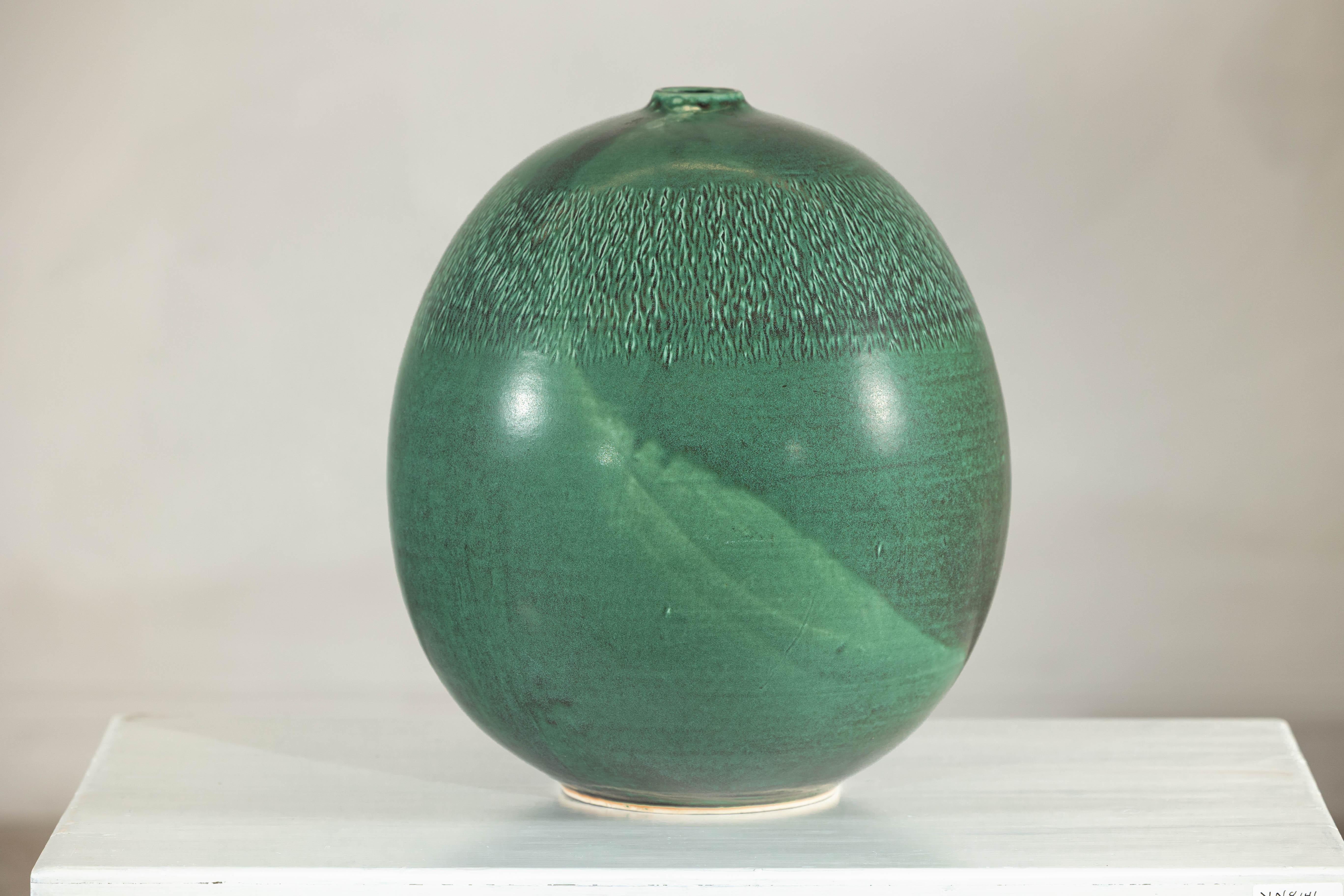Grand vase artisanal vert à glaçure texturée, accent décoratif moderne en vente 4