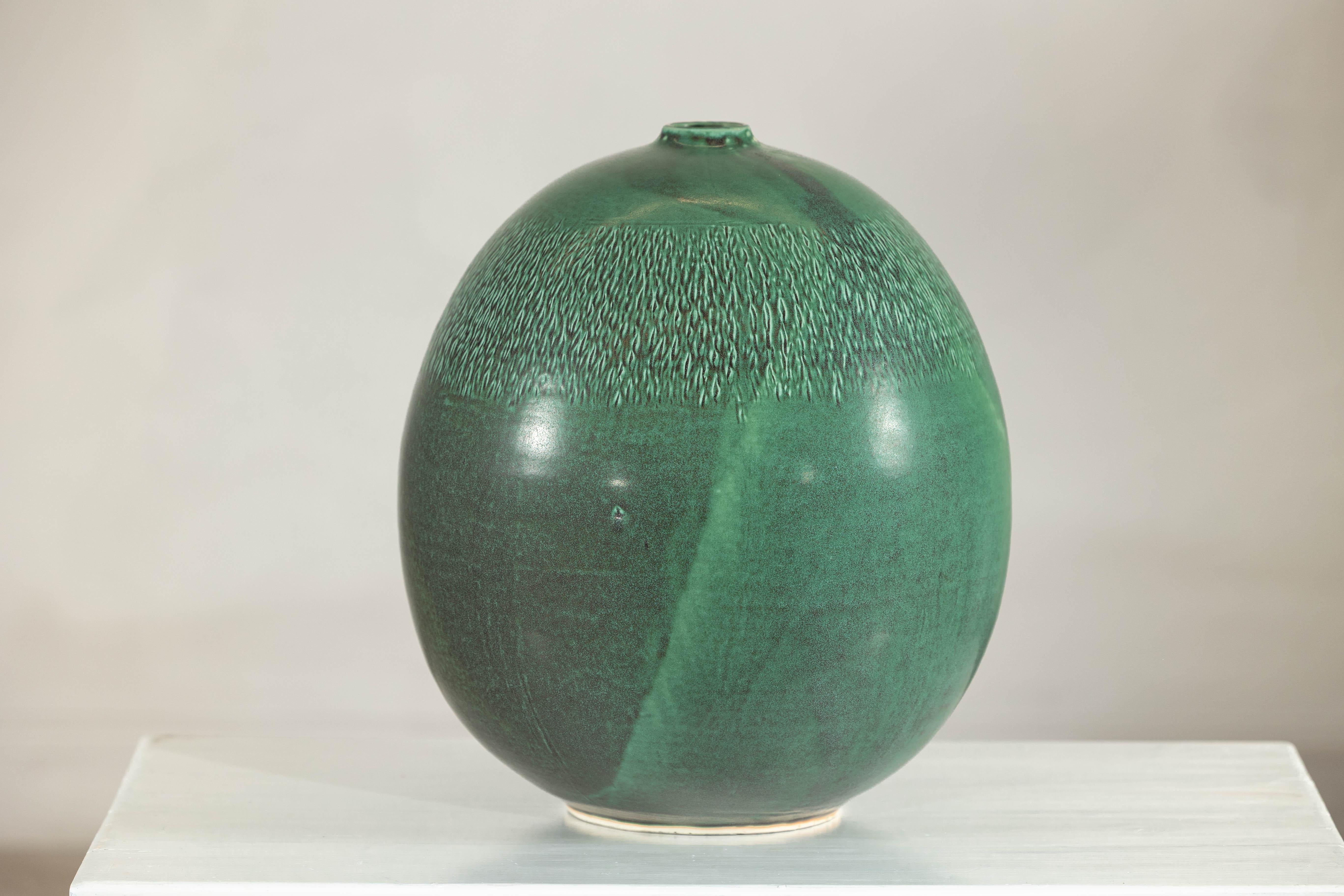 Grand vase artisanal vert à glaçure texturée, accent décoratif moderne en vente 5