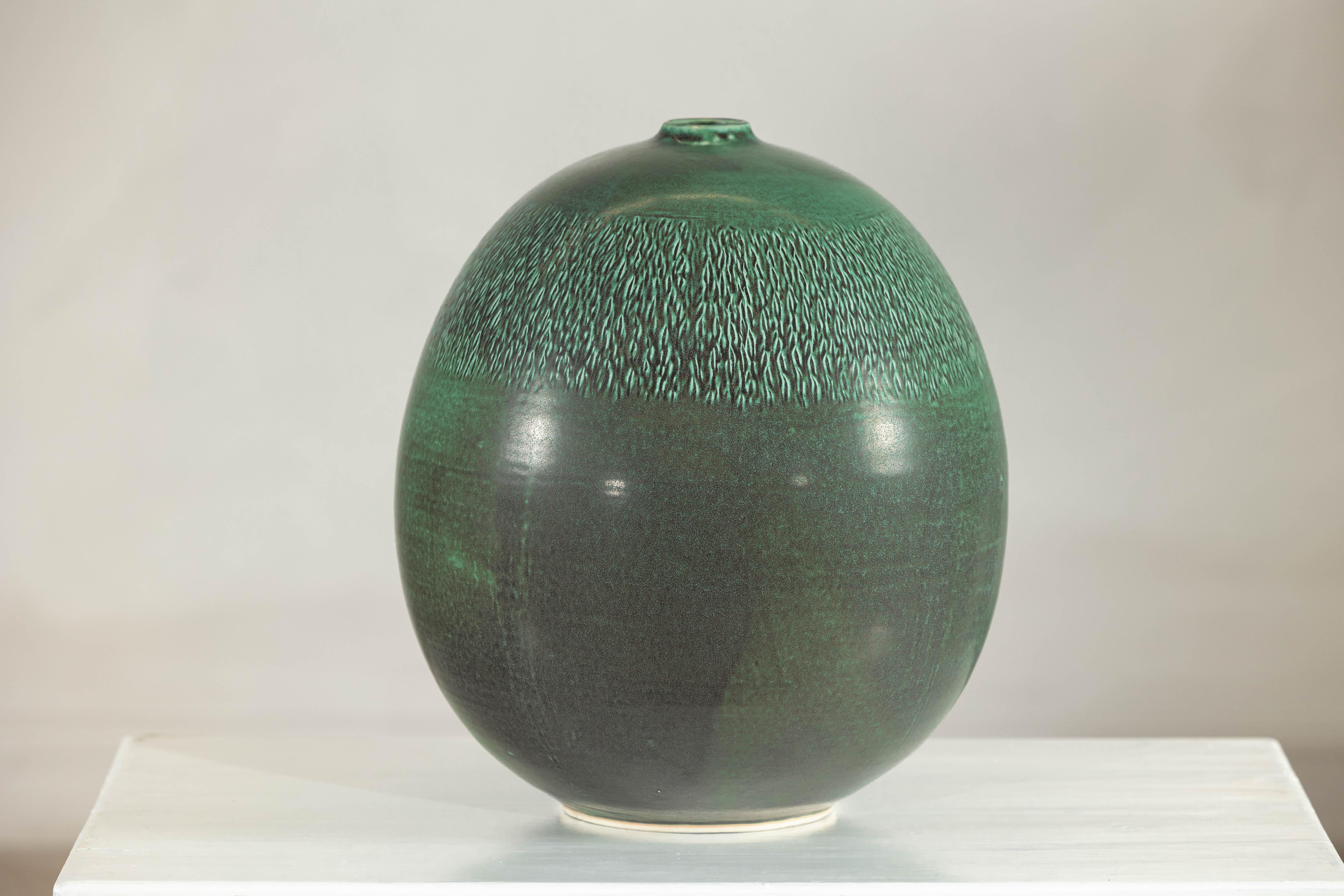 Grand vase artisanal vert à glaçure texturée, accent décoratif moderne en vente 6