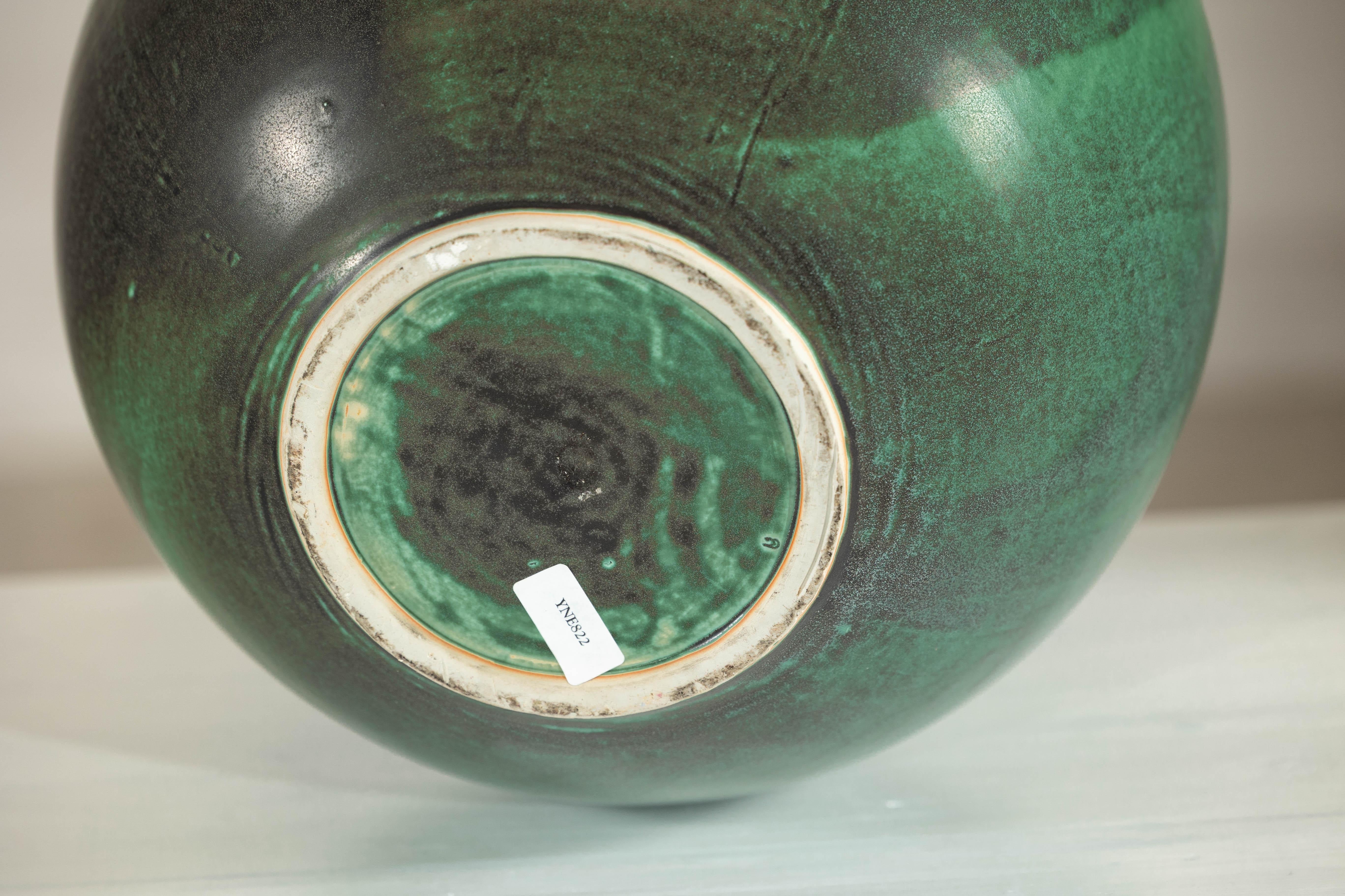 Grand vase artisanal vert à glaçure texturée, accent décoratif moderne en vente 7