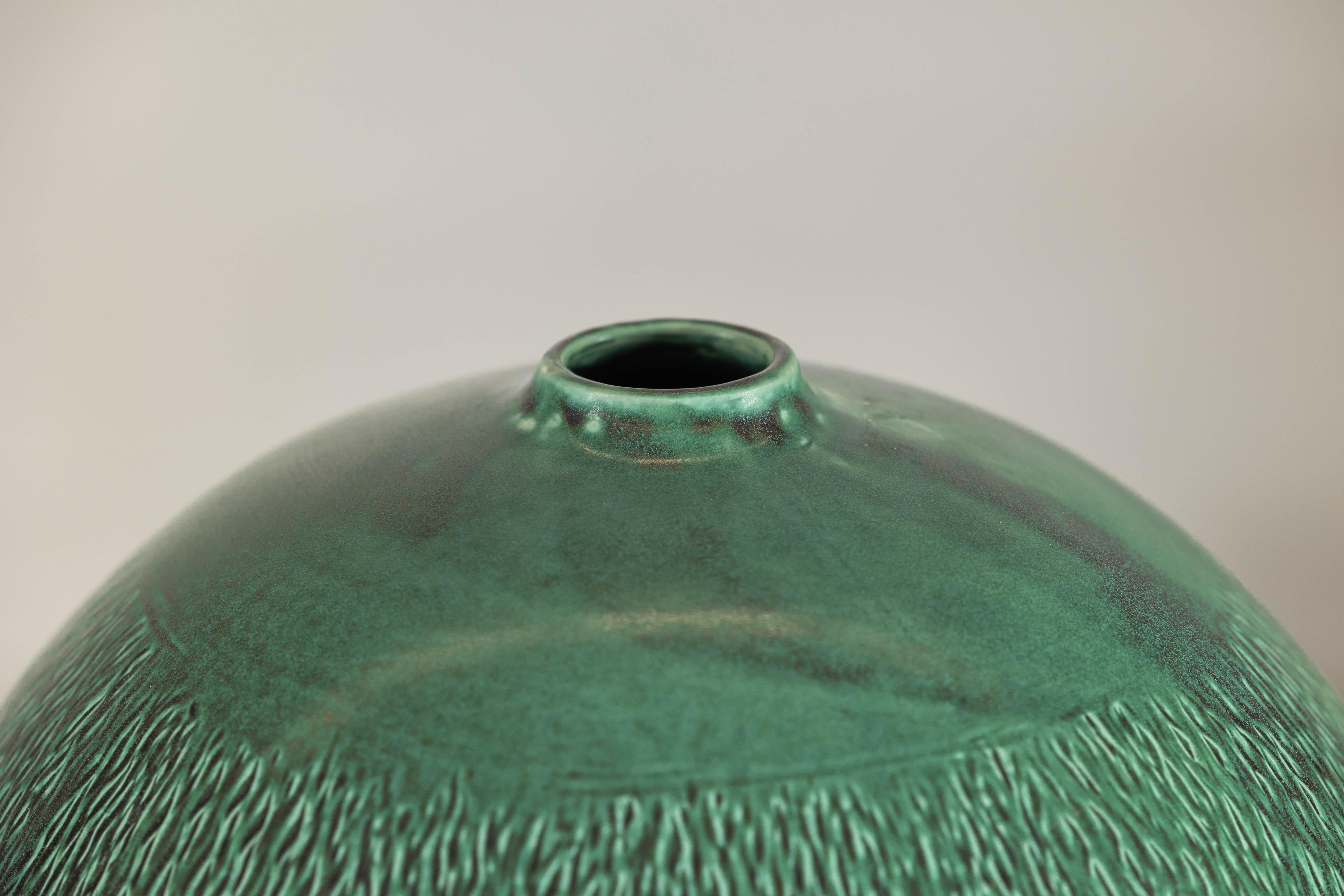 Grand vase artisanal vert à glaçure texturée, accent décoratif moderne en vente 8