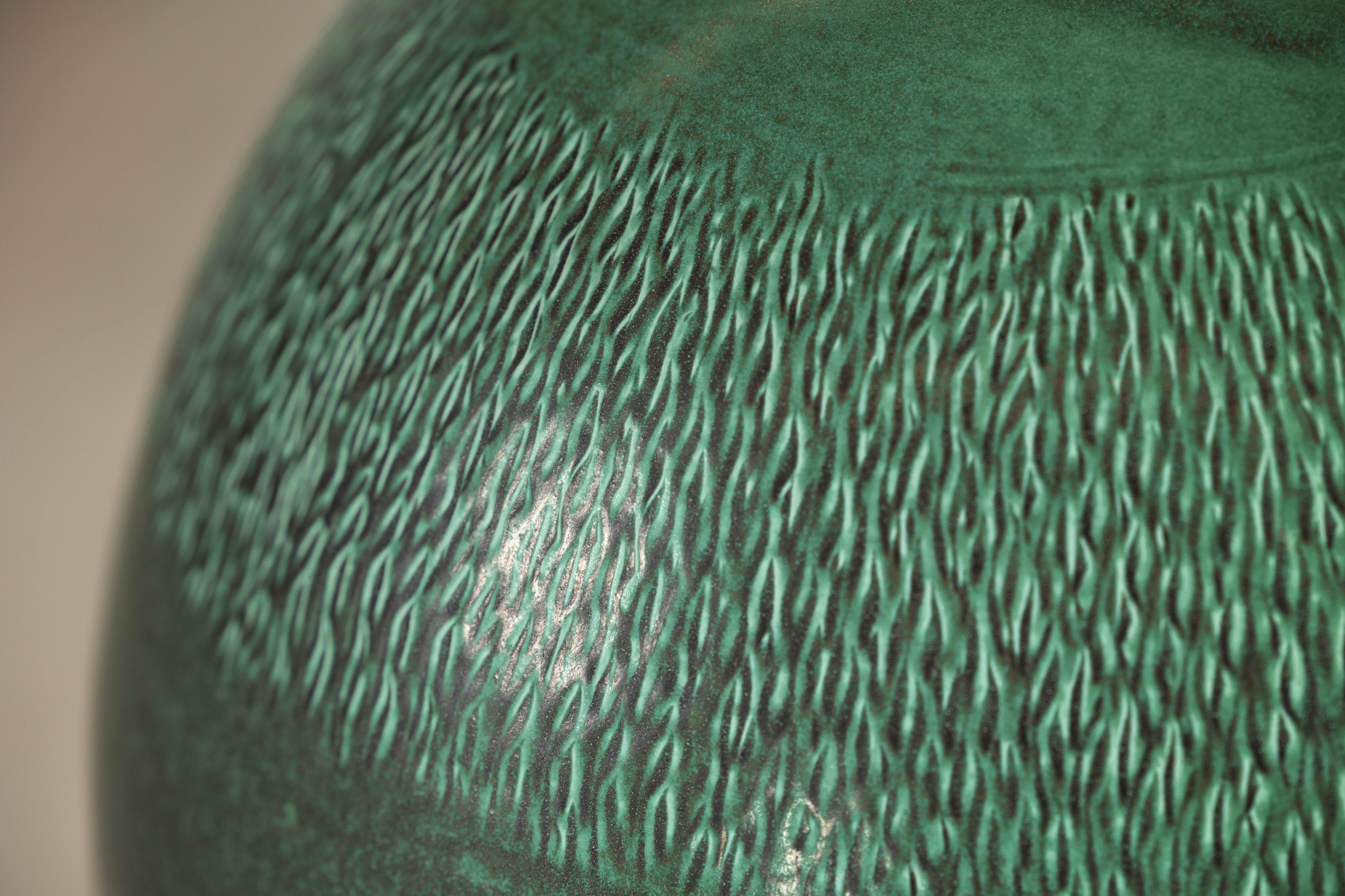 Grand vase artisanal vert à glaçure texturée, accent décoratif moderne en vente 9