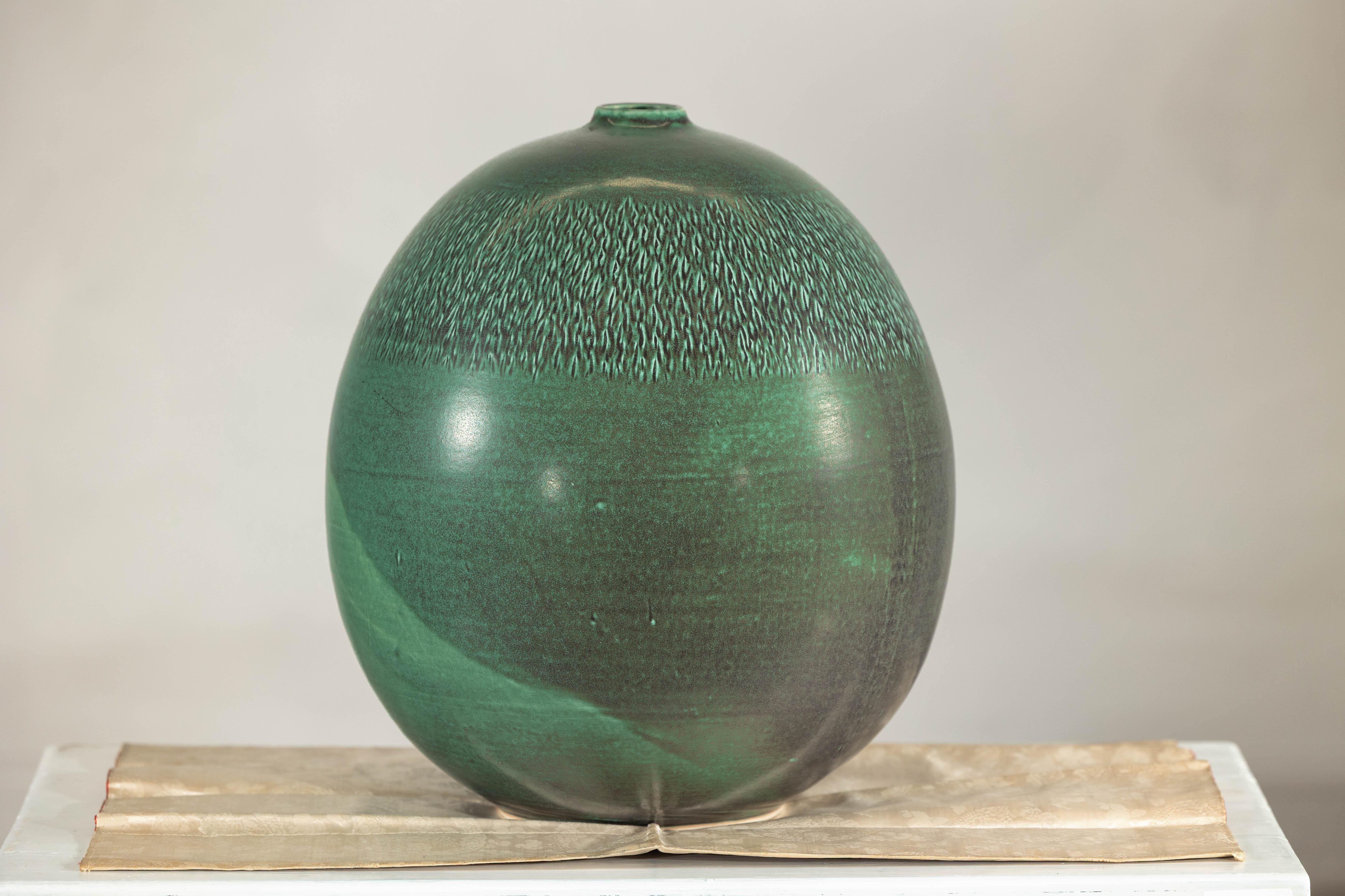 Grand vase artisanal vert à glaçure texturée, accent décoratif moderne en vente 10