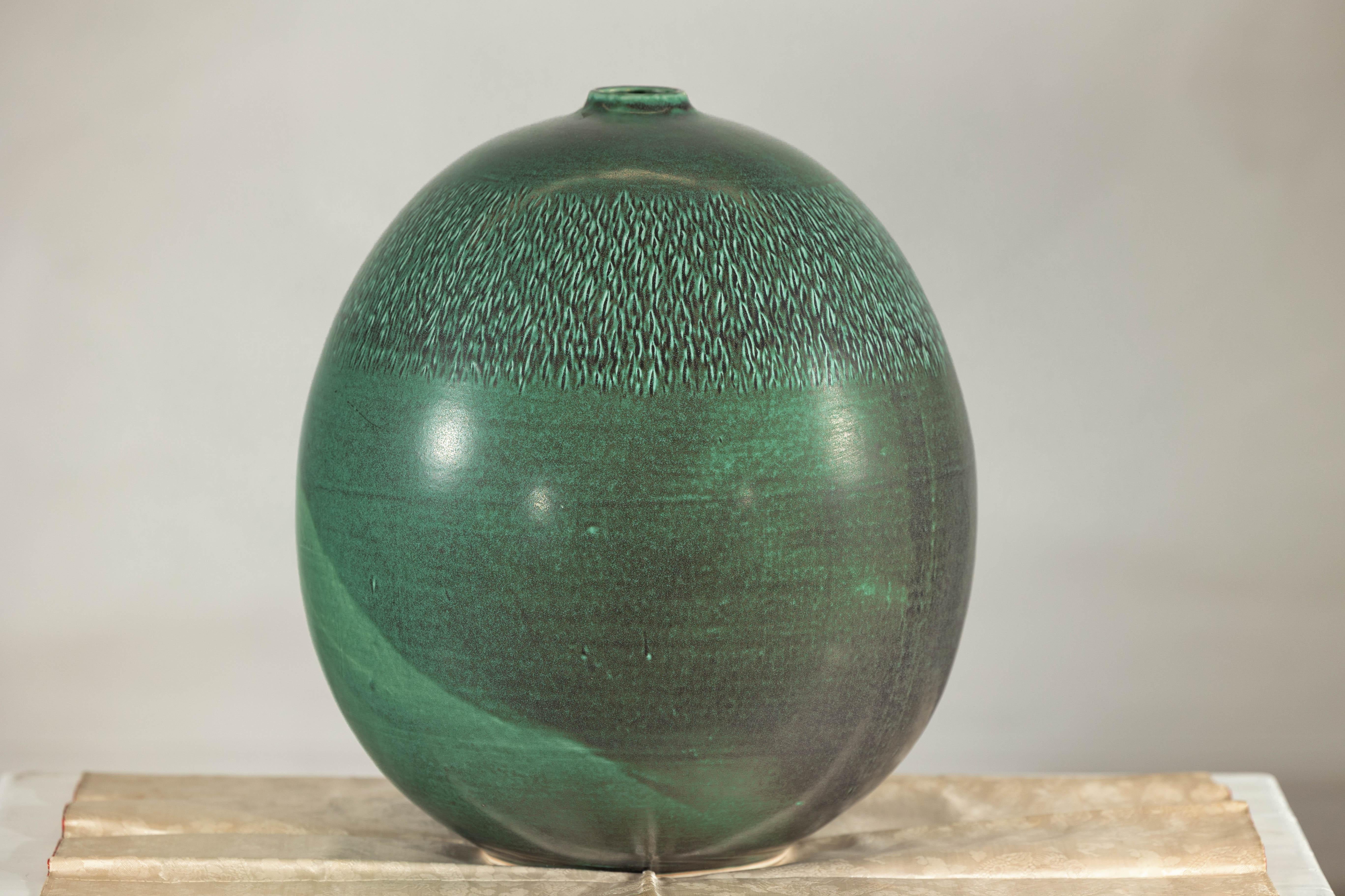 Vernissé Grand vase artisanal vert à glaçure texturée, accent décoratif moderne en vente