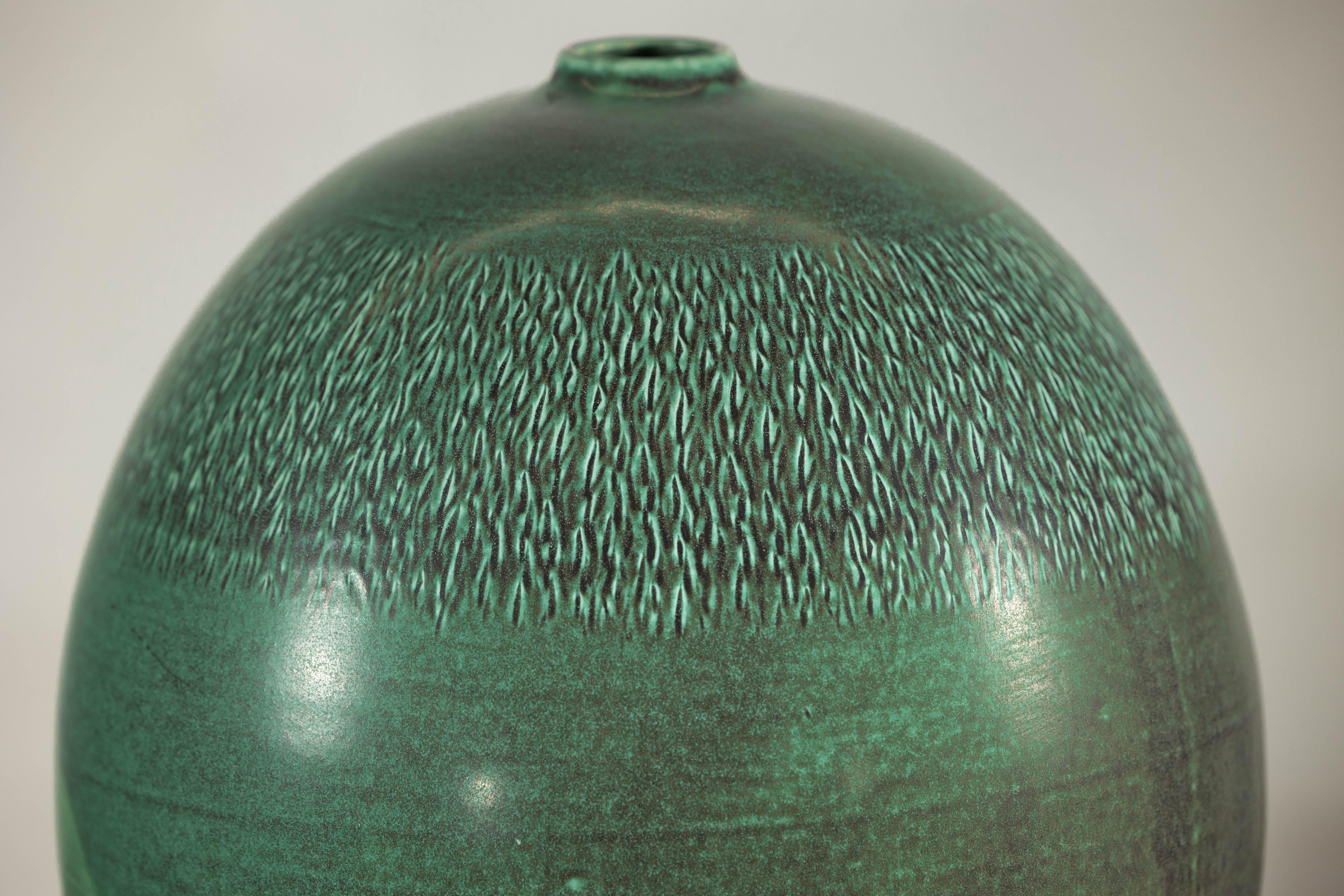 Grand vase artisanal vert à glaçure texturée, accent décoratif moderne Bon état - En vente à Yonkers, NY