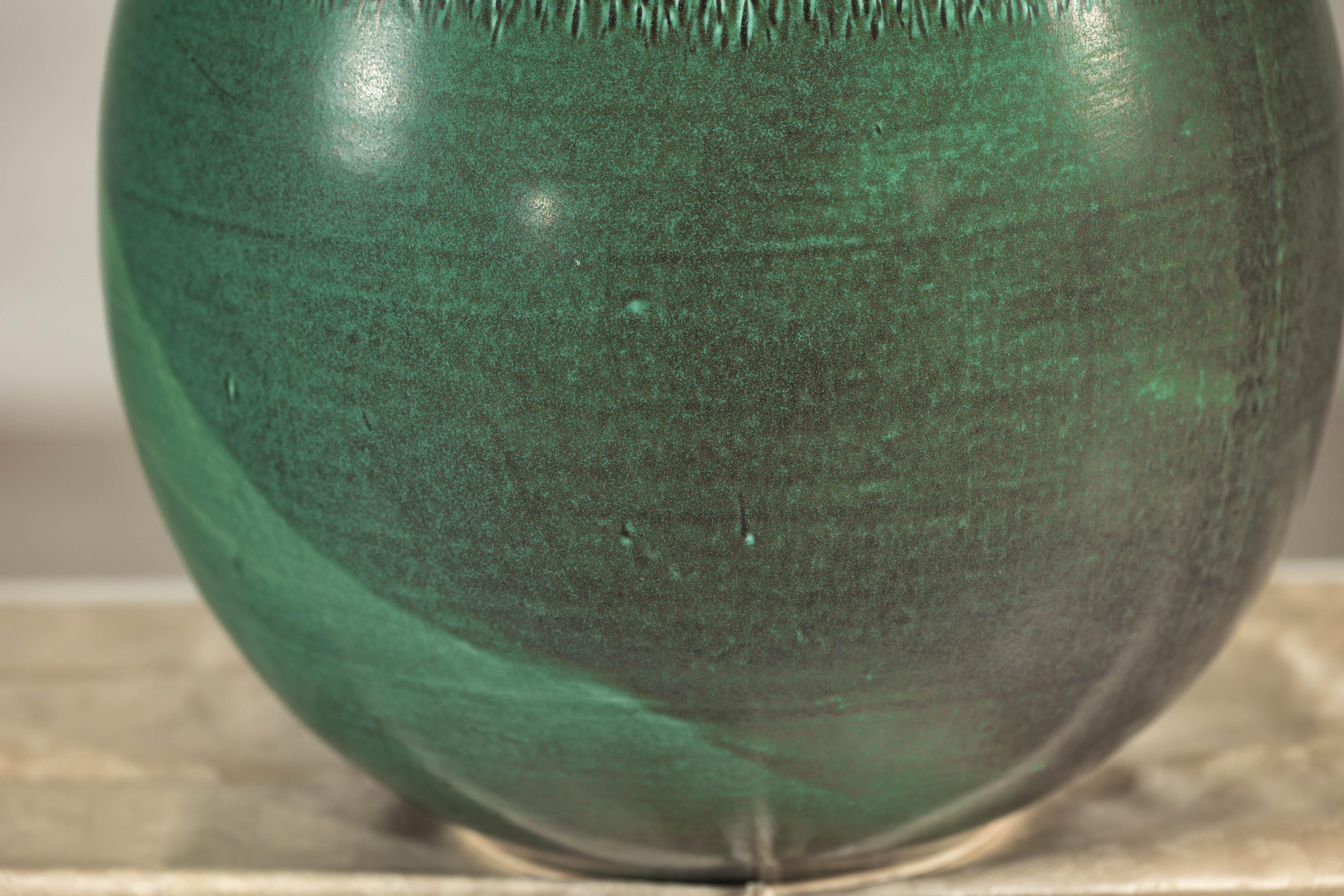 20ième siècle Grand vase artisanal vert à glaçure texturée, accent décoratif moderne en vente