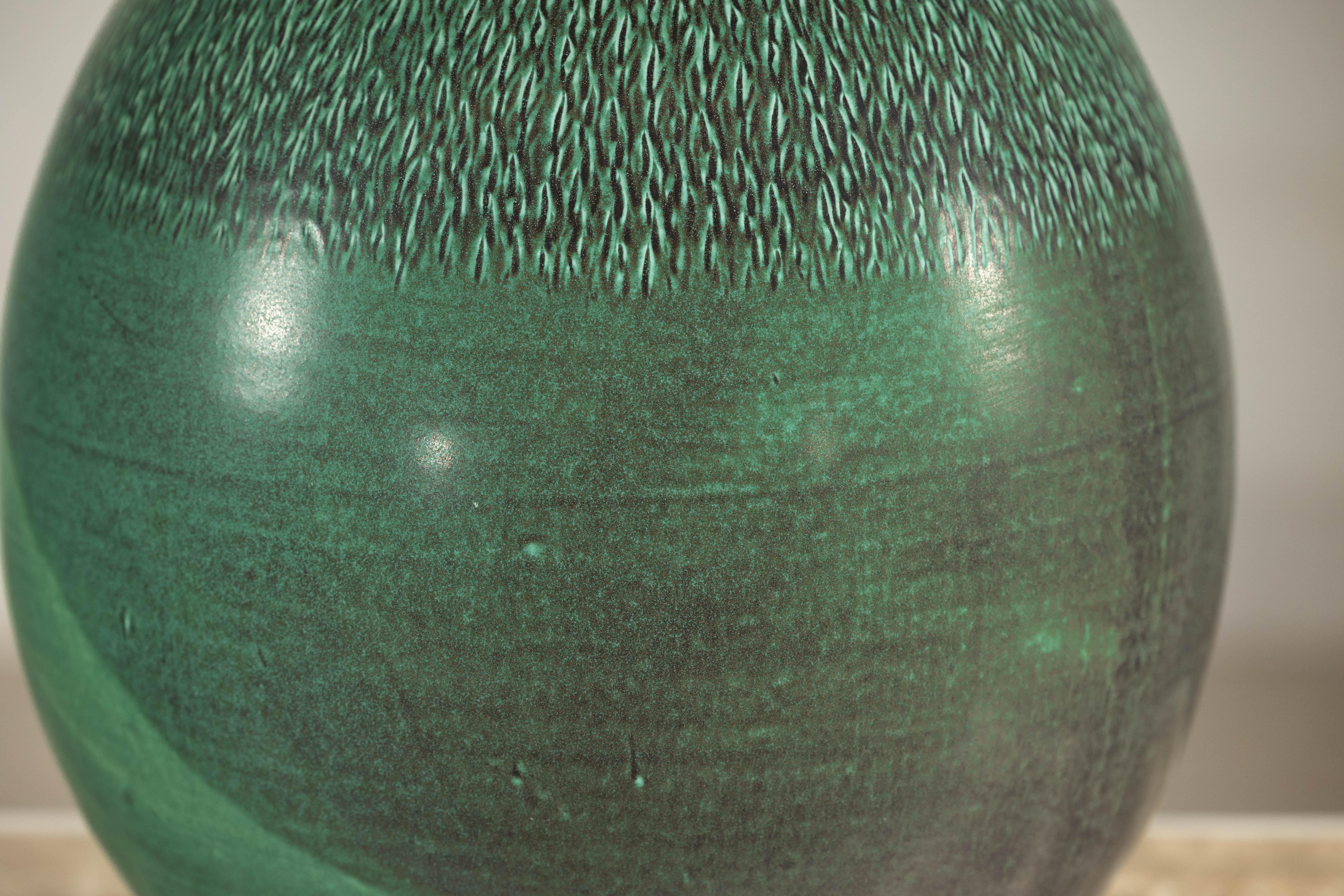 Céramique Grand vase artisanal vert à glaçure texturée, accent décoratif moderne en vente