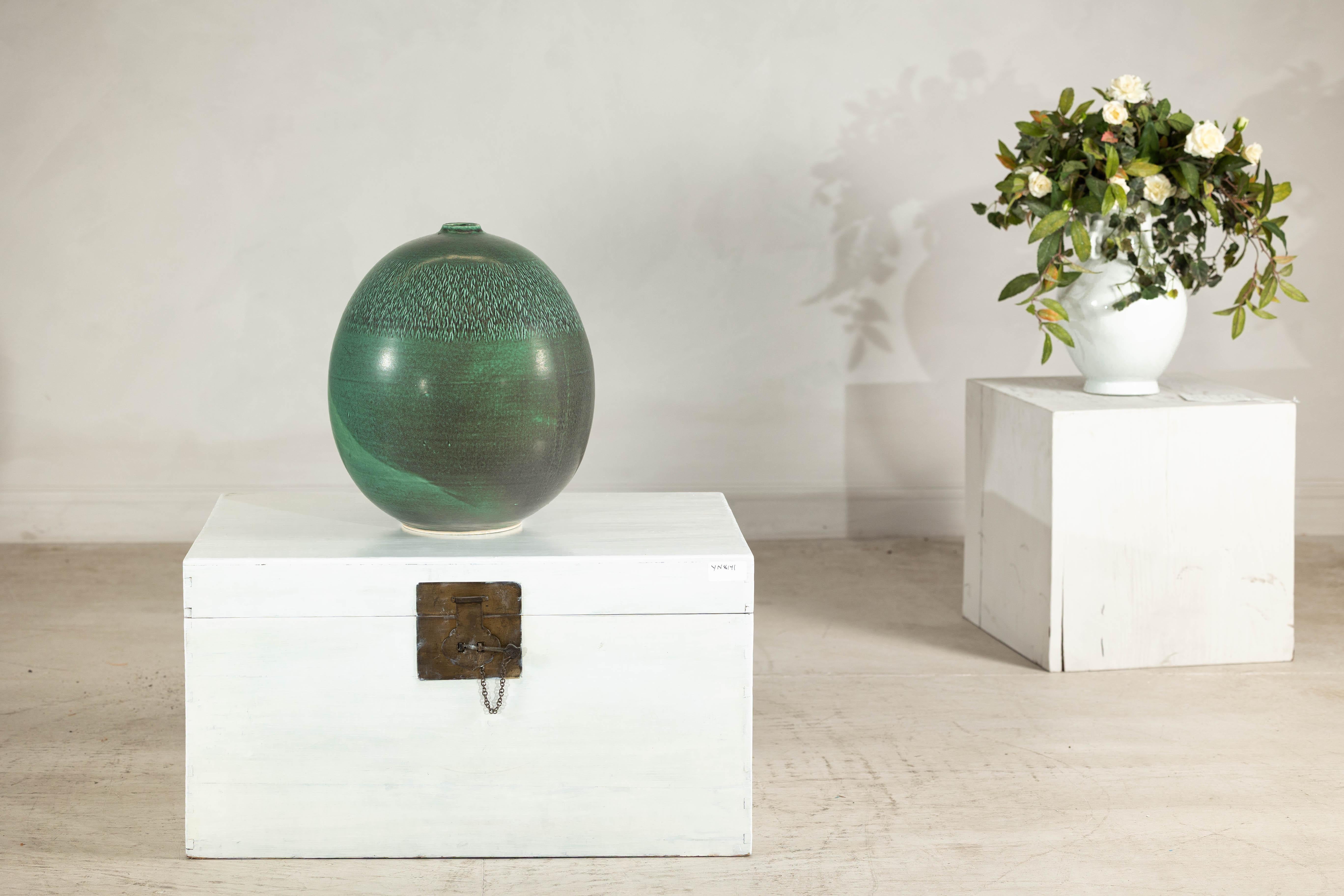 Grand vase artisanal vert à glaçure texturée, accent décoratif moderne en vente 2