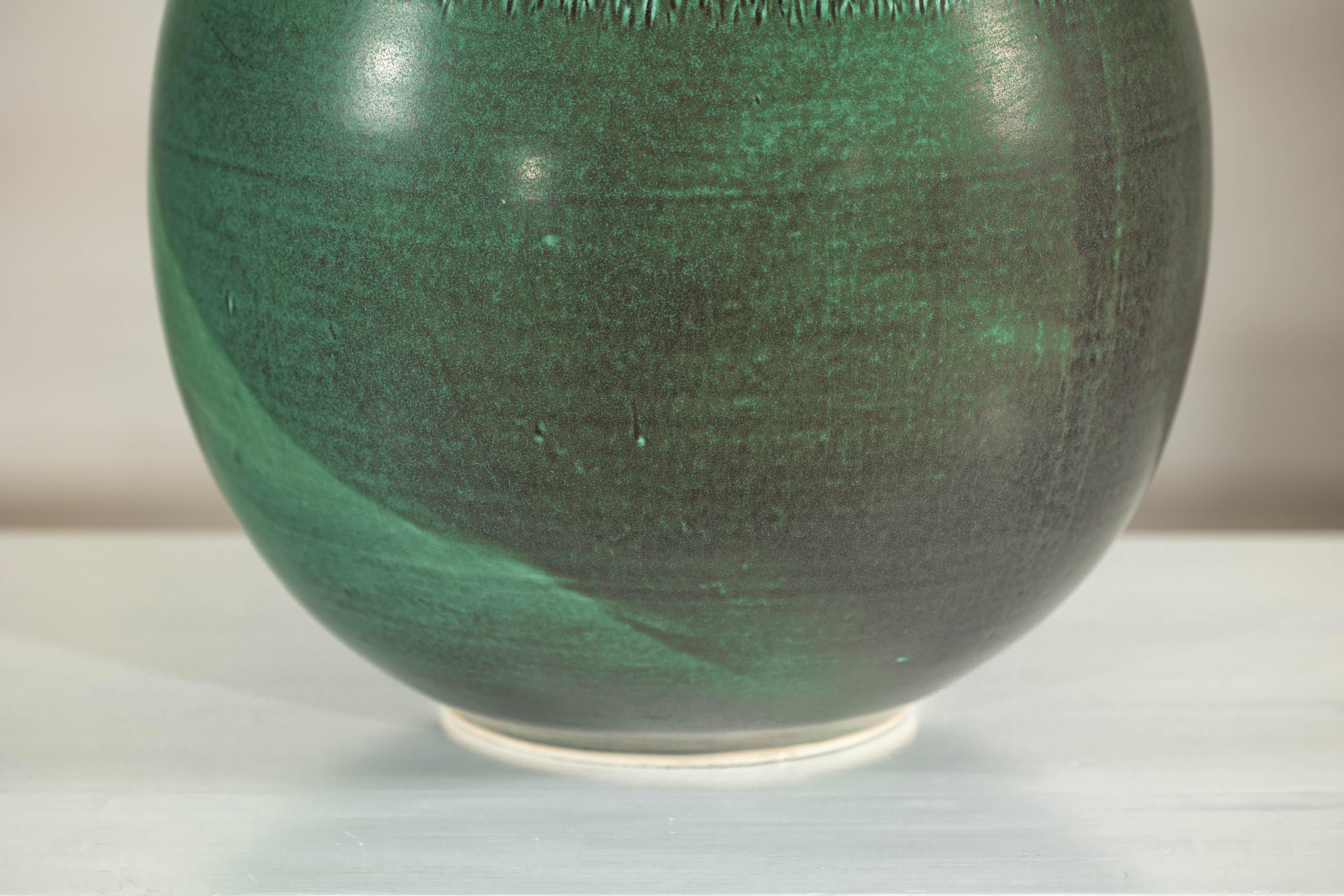 Grand vase artisanal vert à glaçure texturée, accent décoratif moderne en vente 3