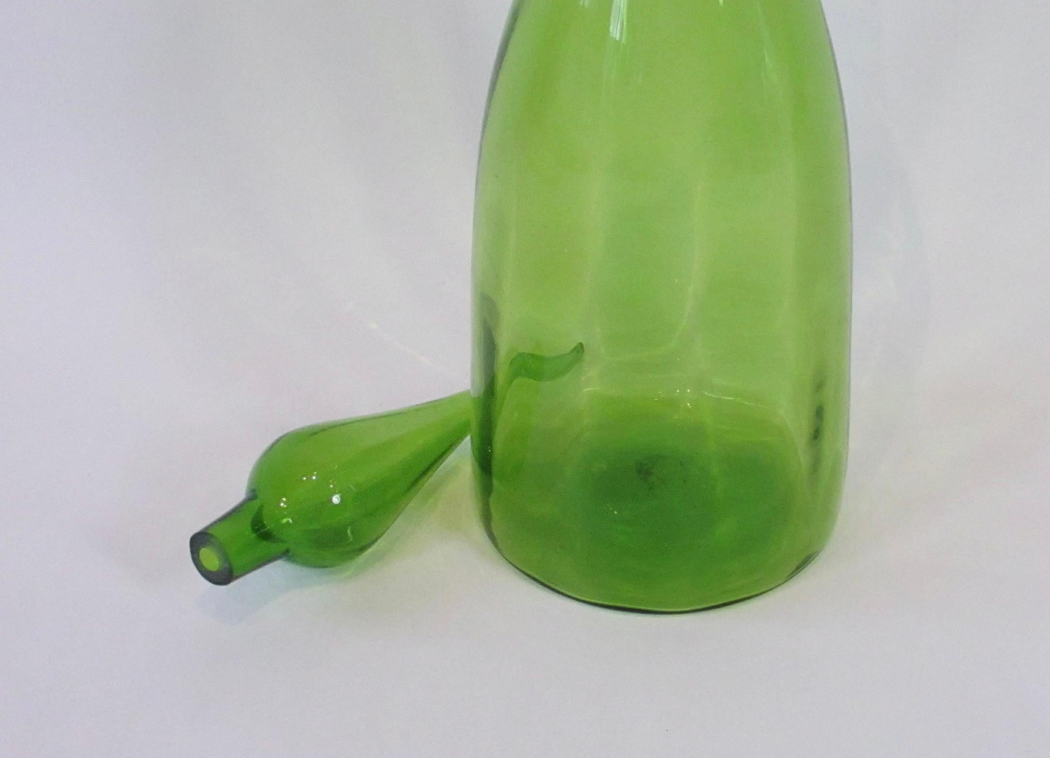 Grande bouteille en verre Blenko verte avec bouchon en vente 2