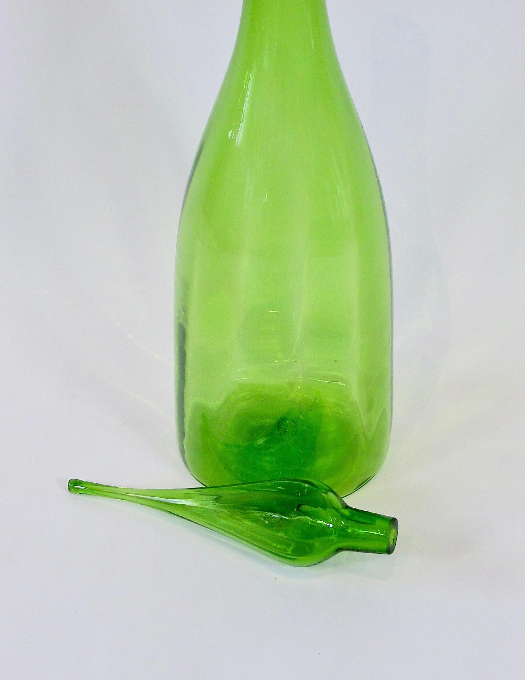 Grande bouteille en verre Blenko verte avec bouchon en vente 3