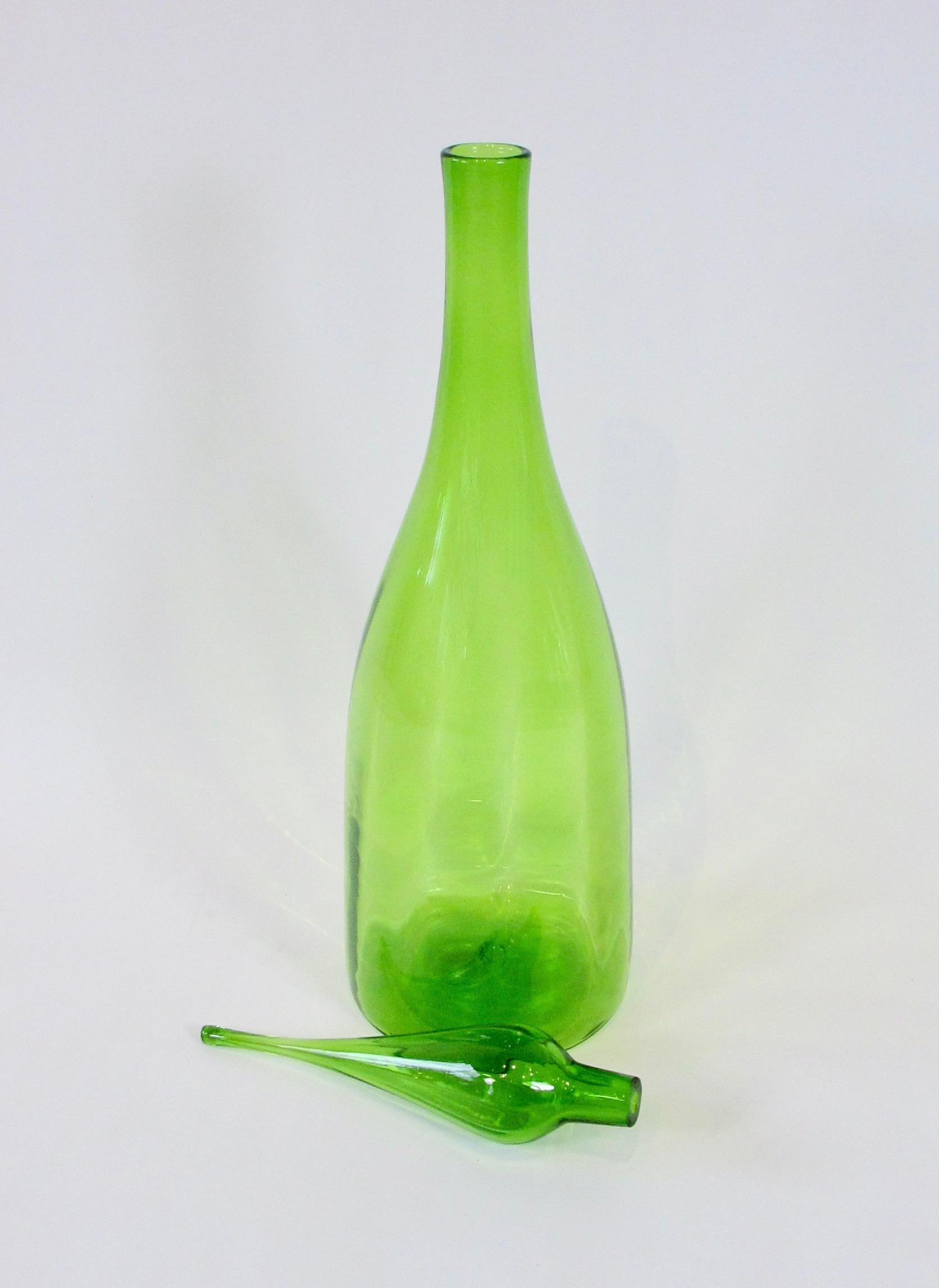 Grande bouteille en verre Blenko verte avec bouchon en vente 4