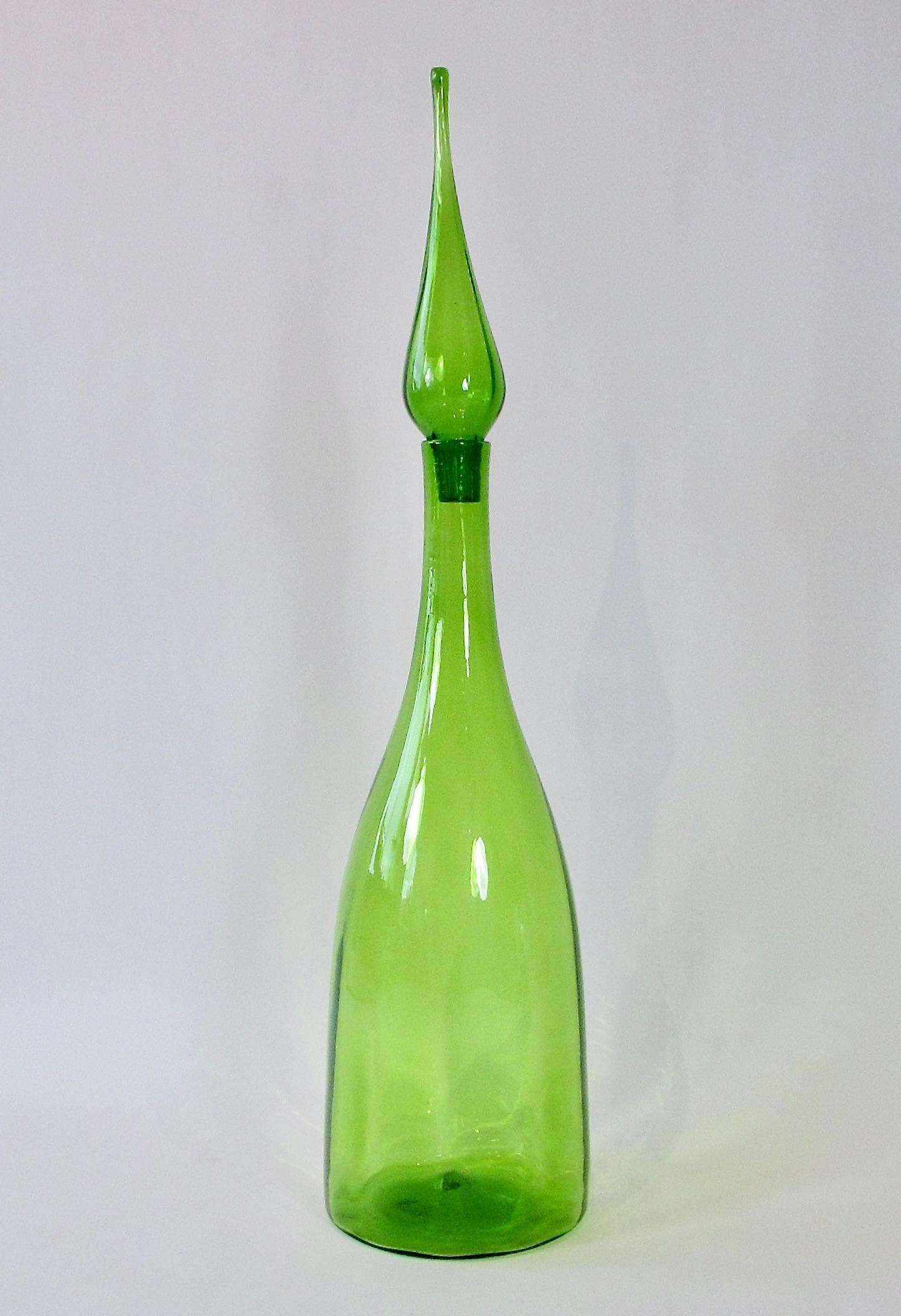 Mid-Century Modern Grande bouteille en verre Blenko verte avec bouchon en vente