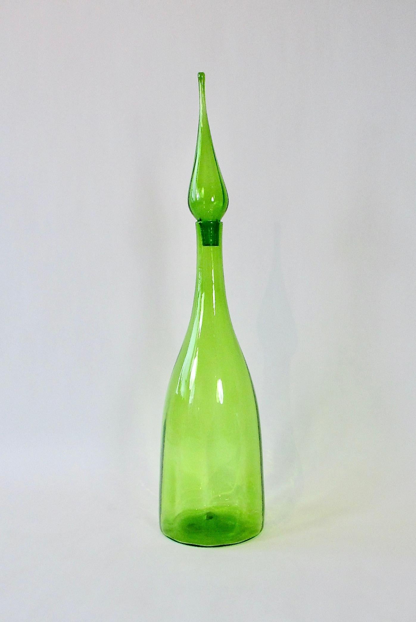 Américain Grande bouteille en verre Blenko verte avec bouchon en vente