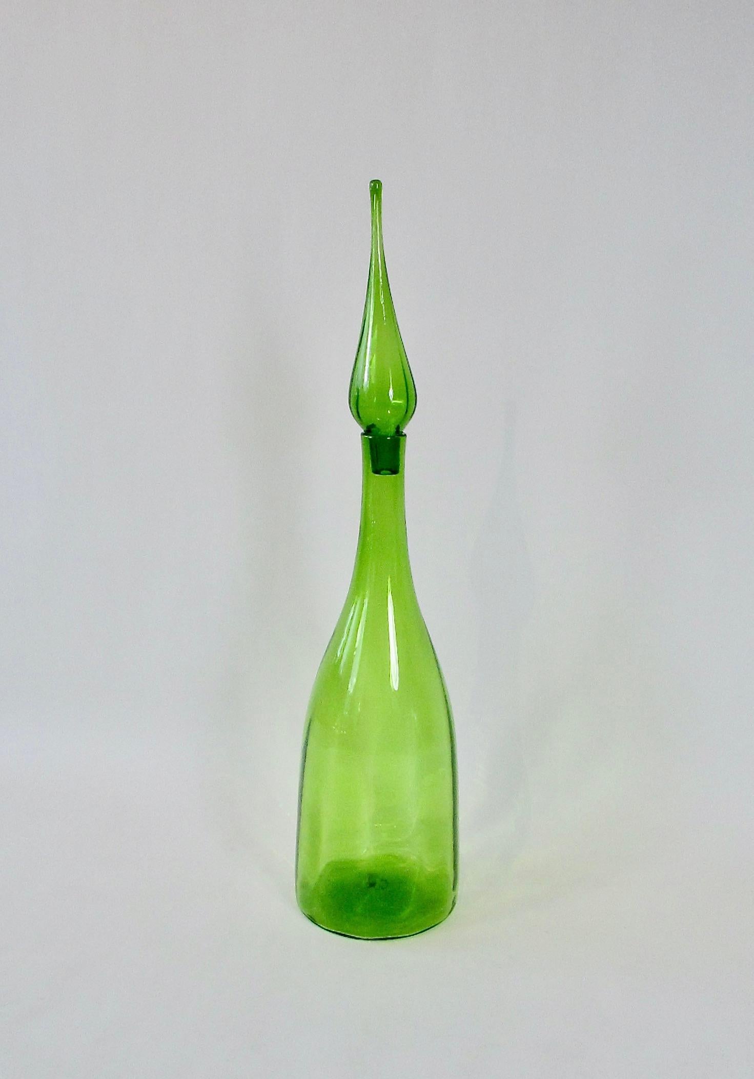 Fait main Grande bouteille en verre Blenko verte avec bouchon en vente