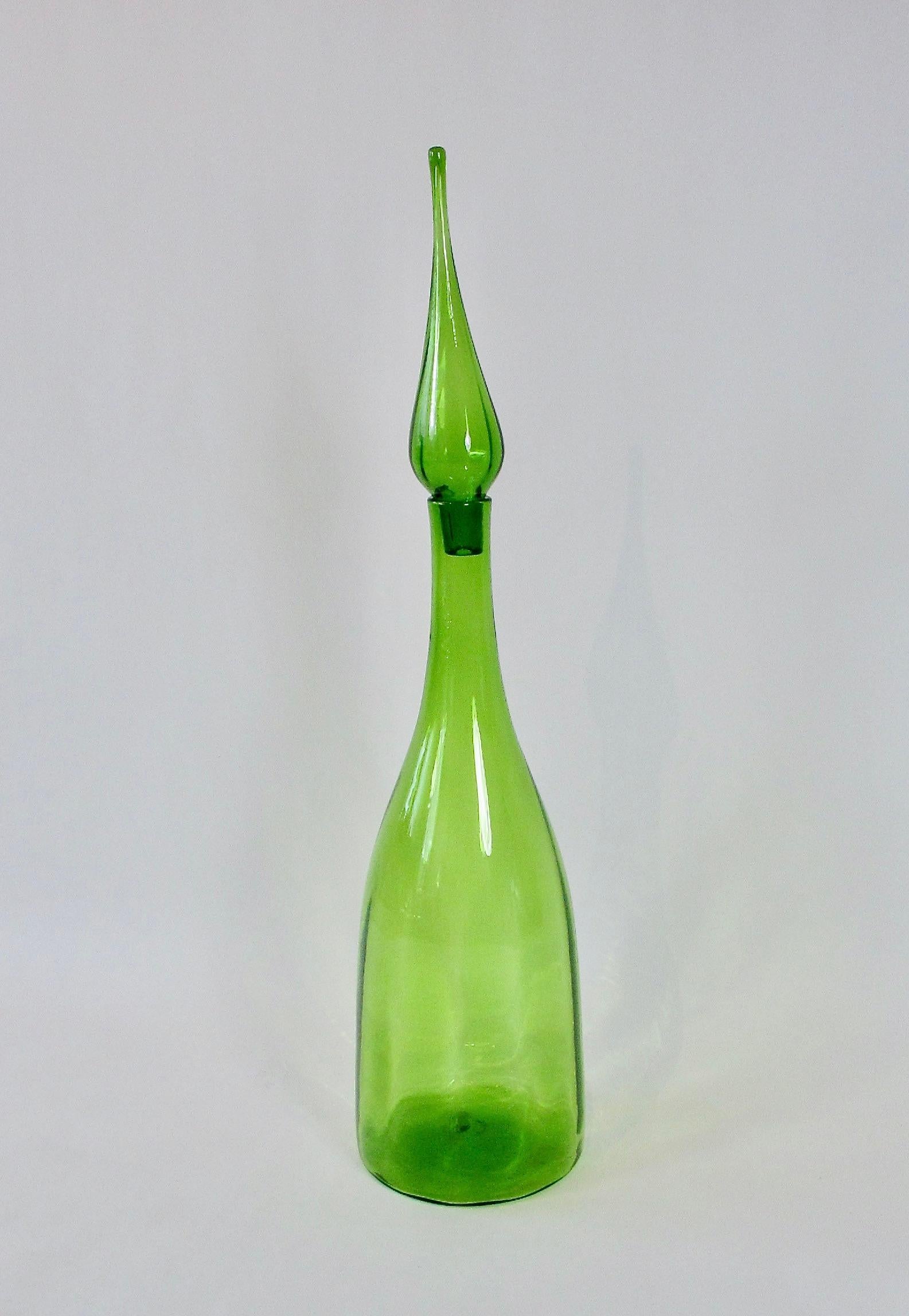Grande bouteille en verre Blenko verte avec bouchon Bon état - En vente à Ferndale, MI