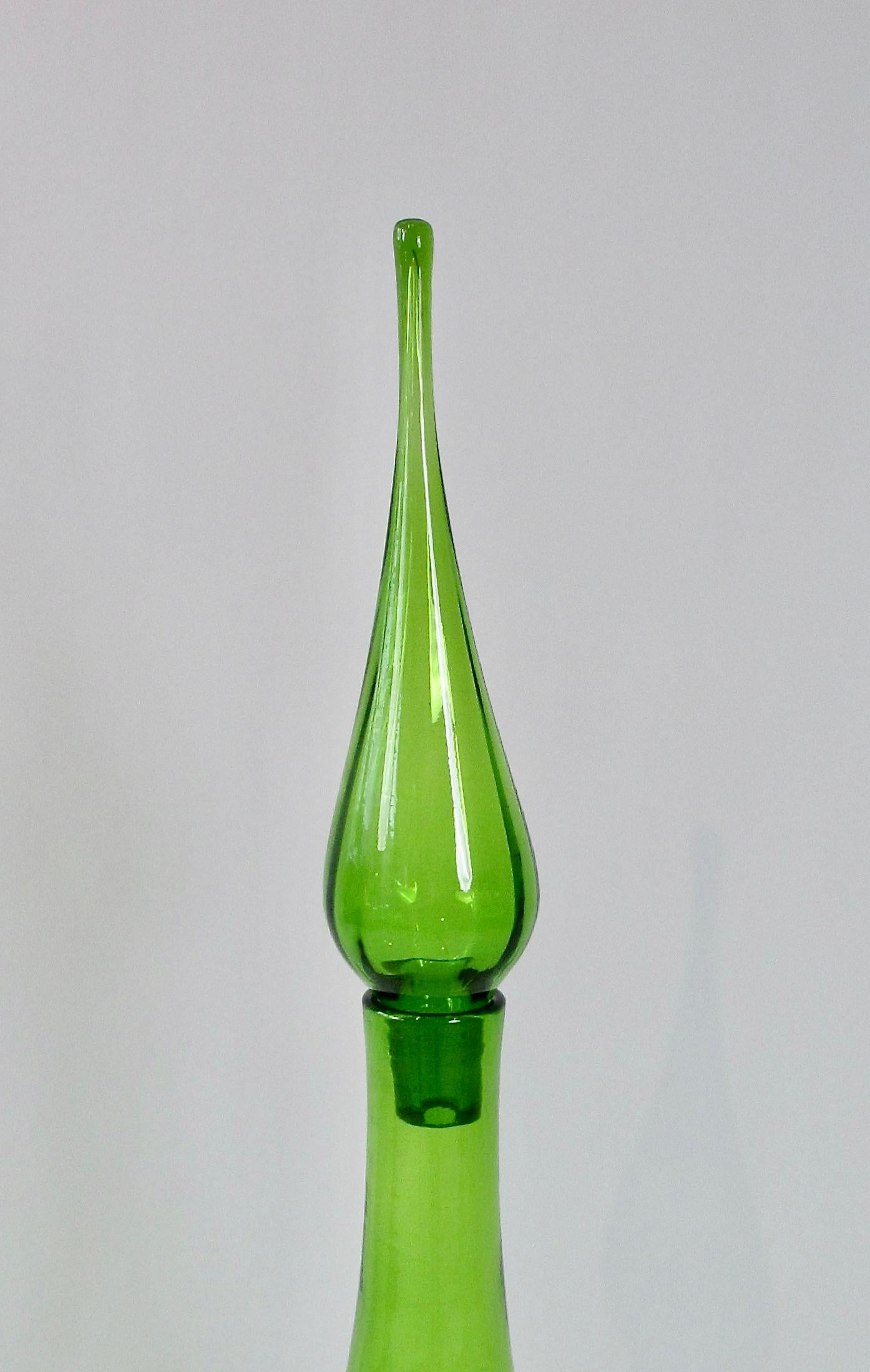 20ième siècle Grande bouteille en verre Blenko verte avec bouchon en vente