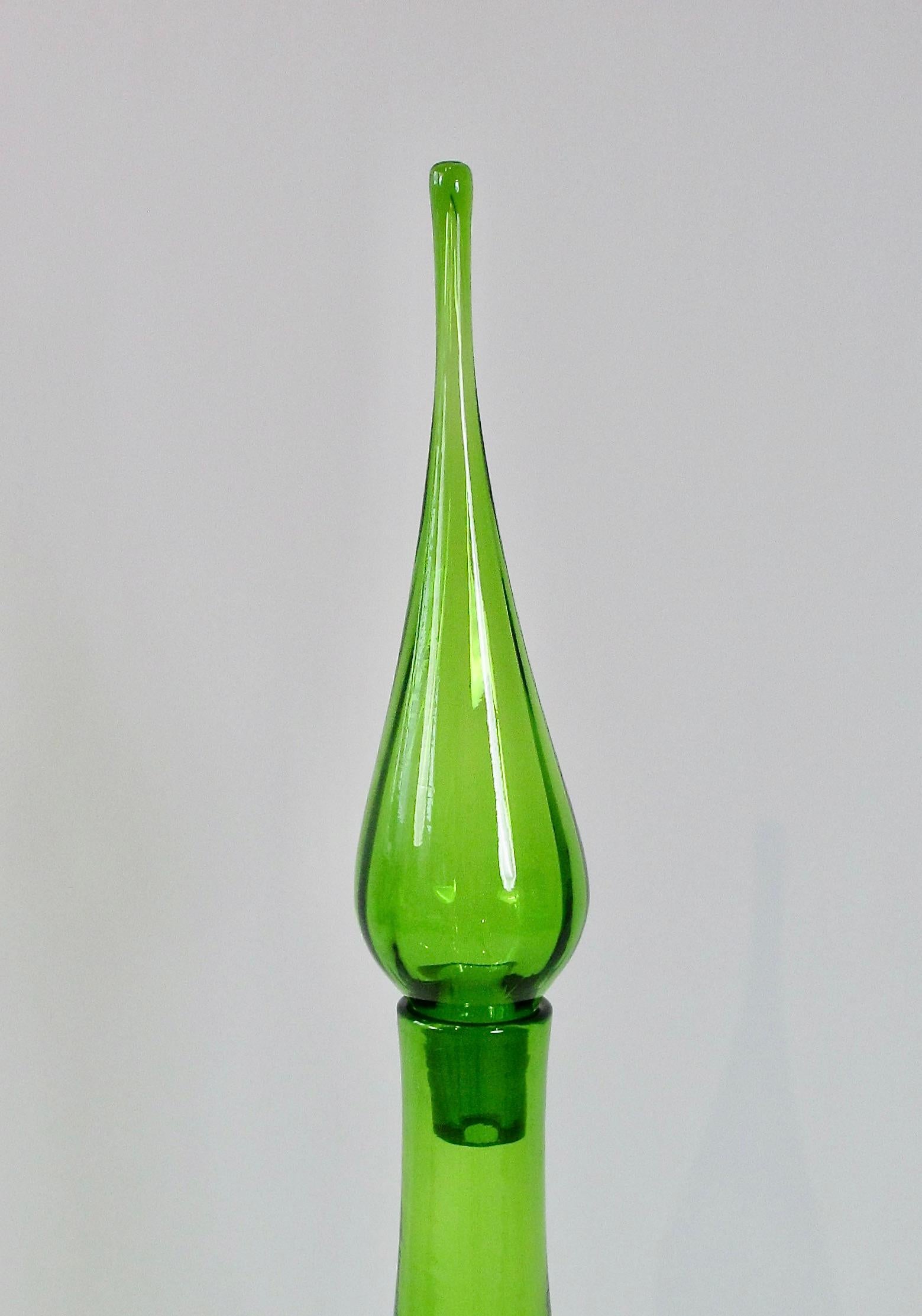 Verre d'art Grande bouteille en verre Blenko verte avec bouchon en vente